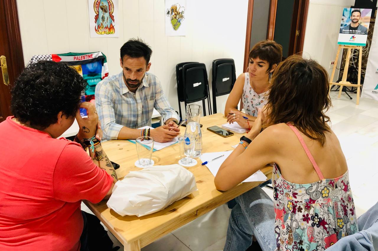 David de la Cruz, candidato de Adelante Izquierda Gaditana, hablando de propuestas de bienestar animal.