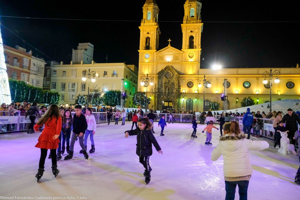 Pista de patinaje sobre hielo instalada en la plaza de San Antonio de Cádiz en la navidad de 2019.