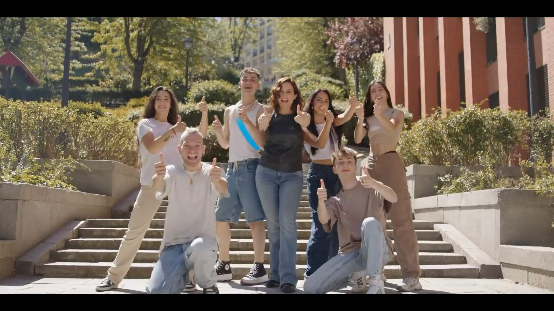 Ayuso durante el videoclip.