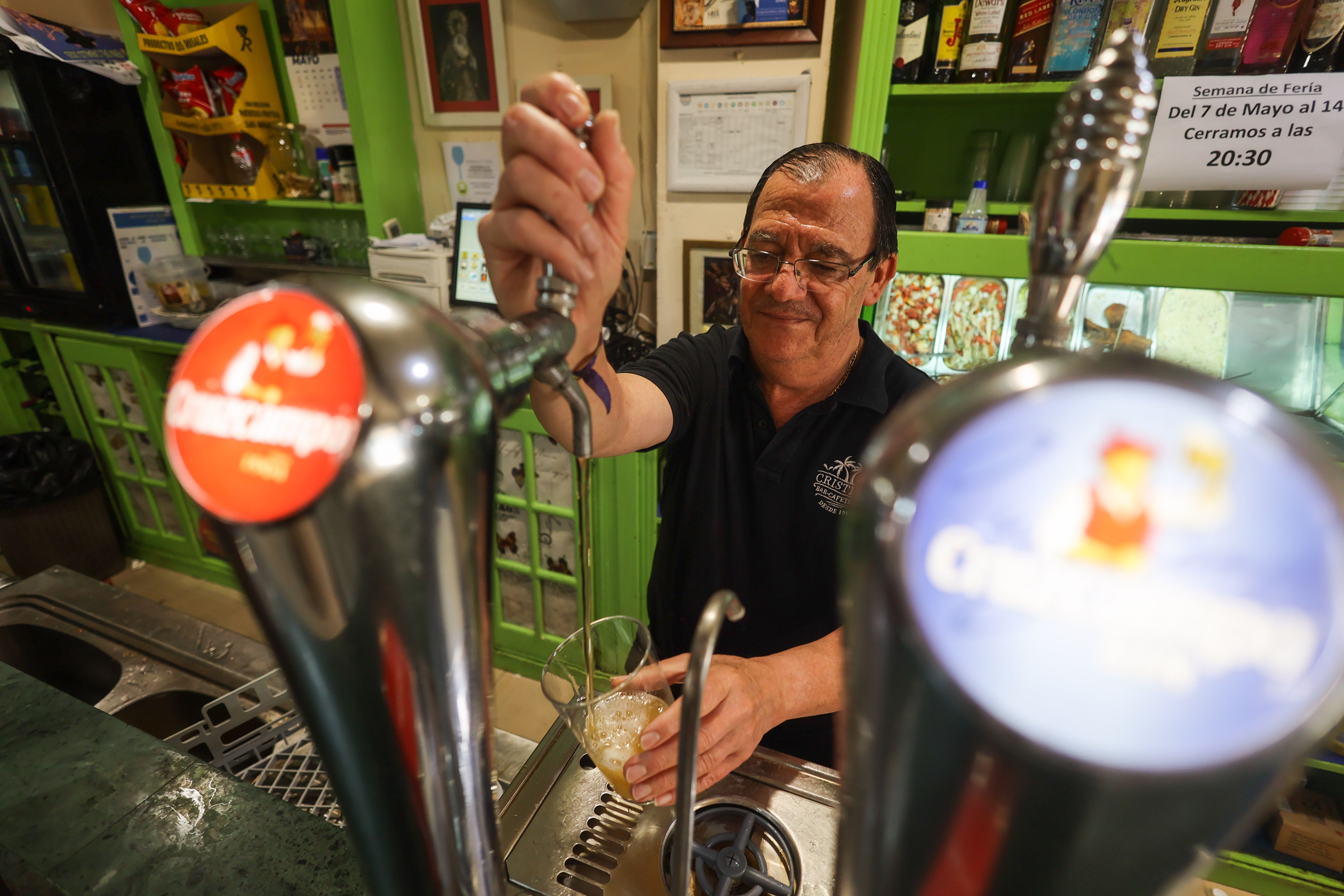 Andrés en plena faena sirviendo cervezas.     MANU GARCÍA