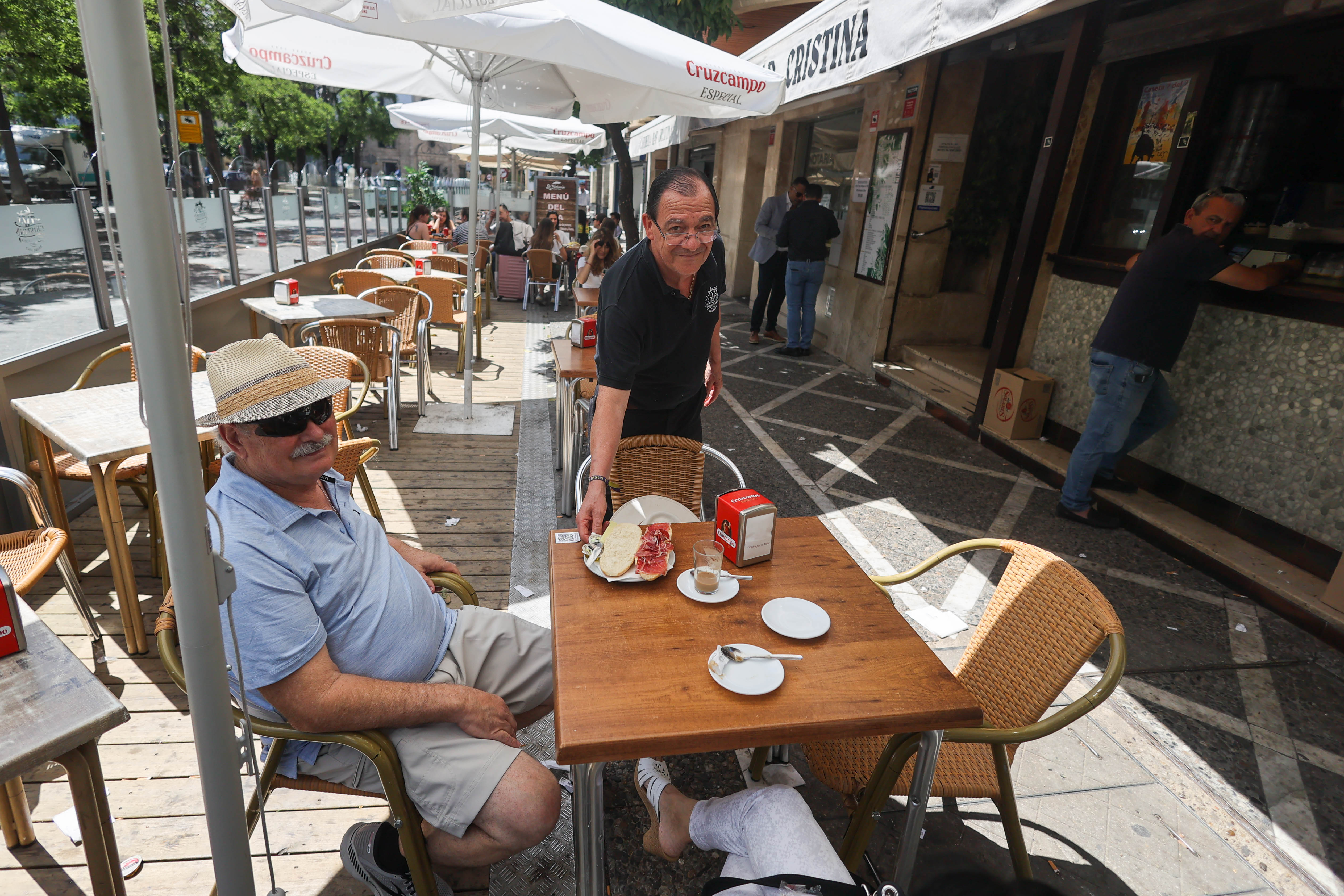 La terraza que no hace mucho estrenó el Cristina.  El sector servicios lidera la bajada del paro.