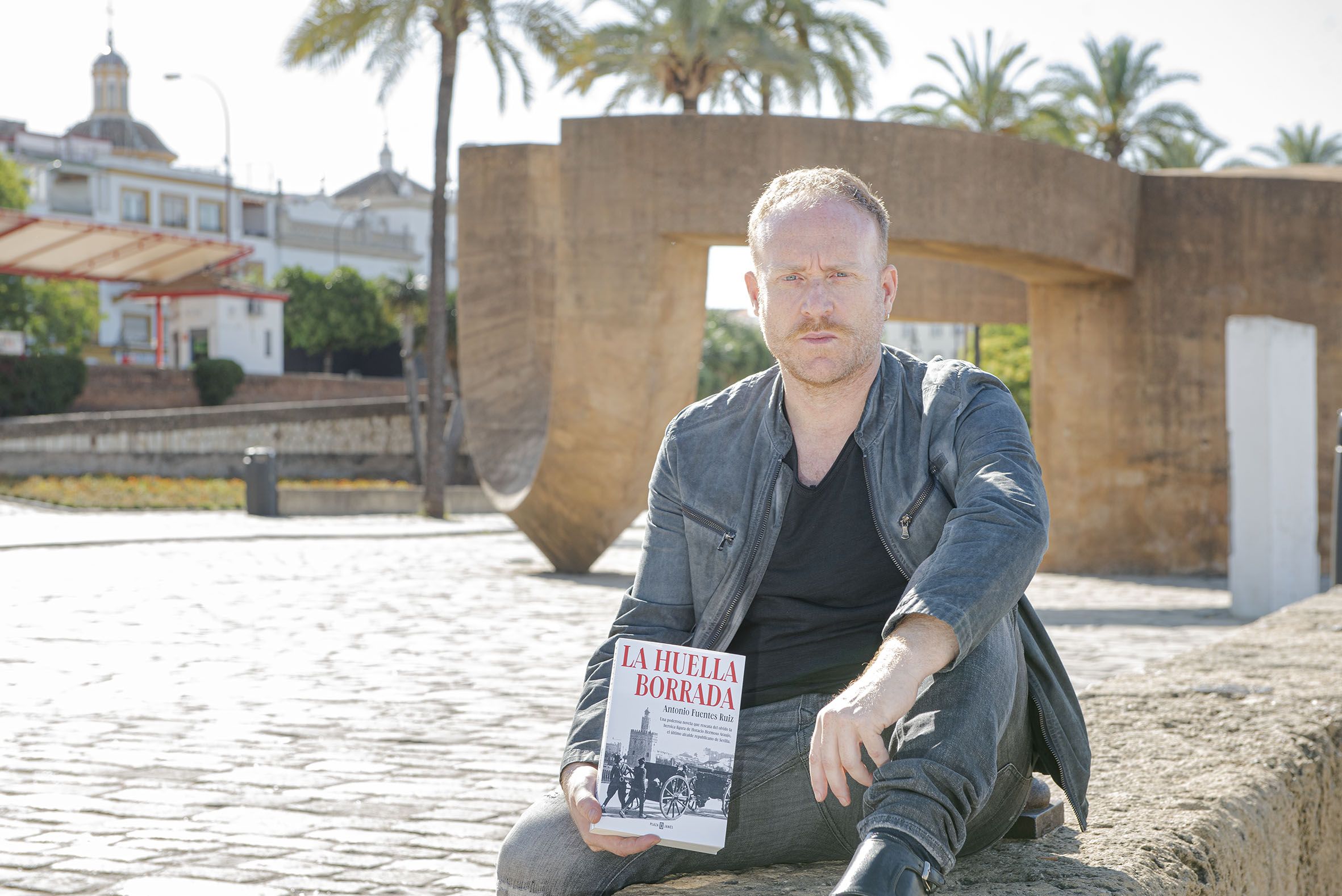 Antonio Fuentes, con su primer libro, 'La huella borrada', delante del monumento a la Tolerancia.