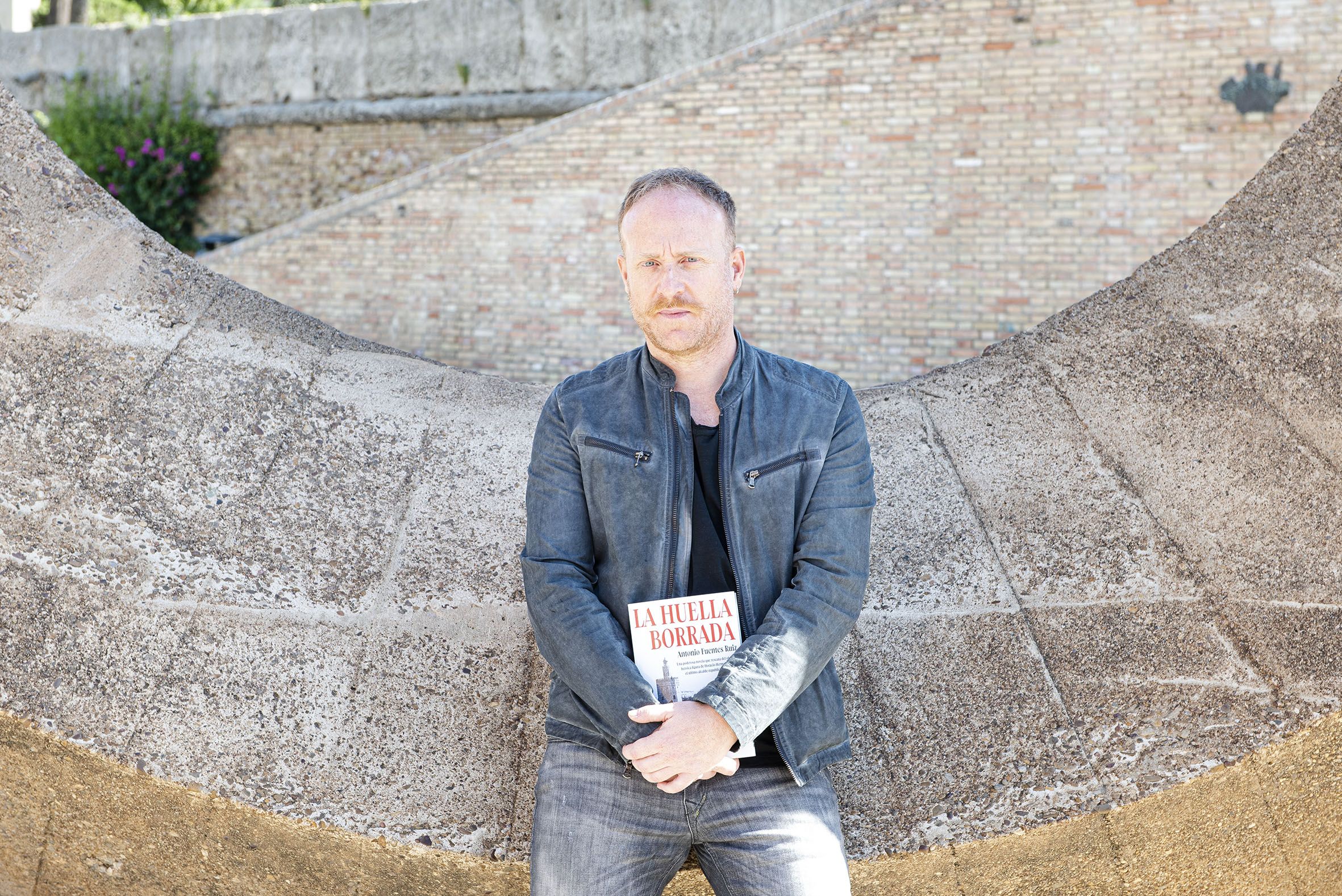 El periodista y escritor, Antonio Fuentes, tras la entrevista. Mauri Buhigas