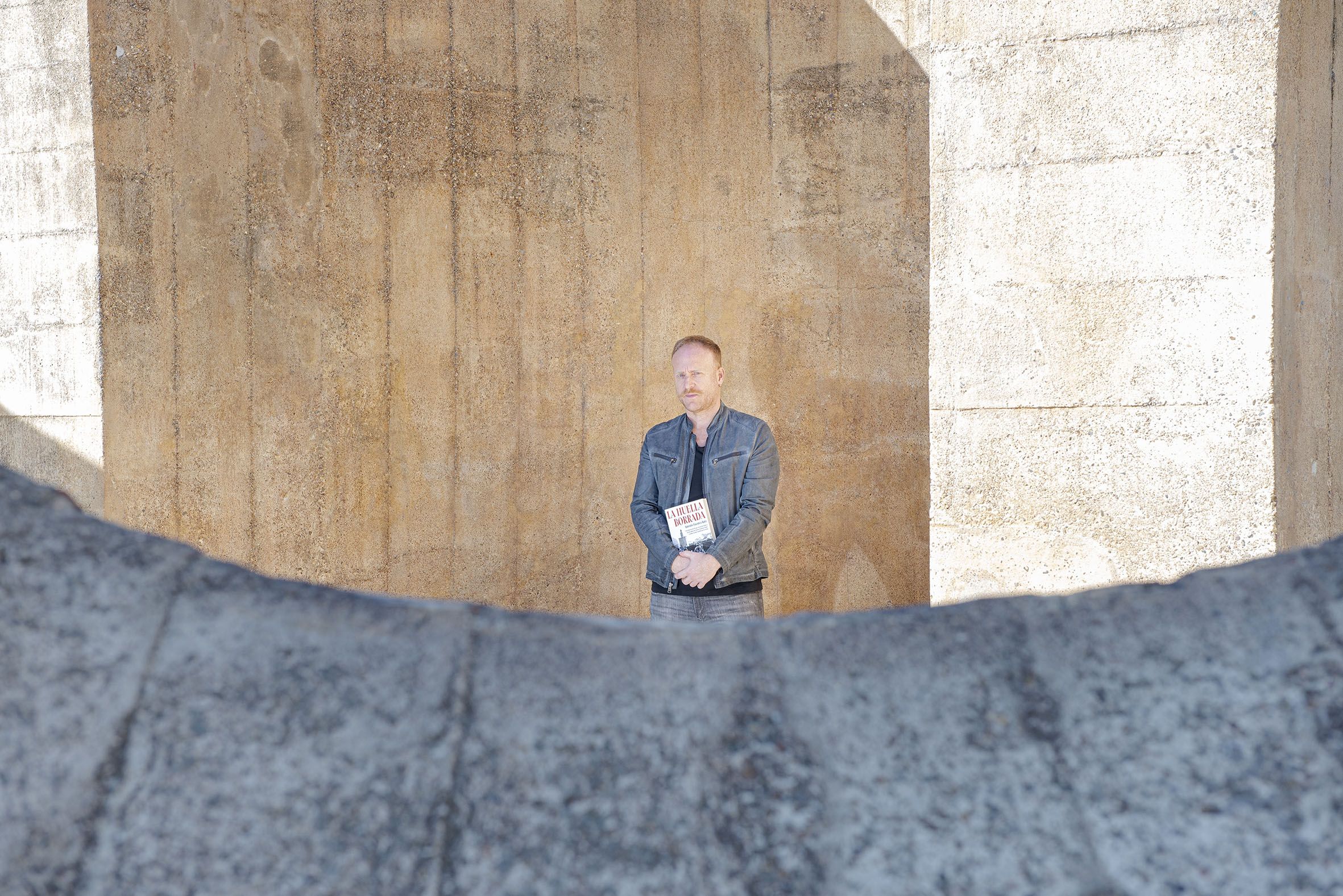 Antonio Fuentes posa con un ejemplar de su primera novela. Mauri Buhigas