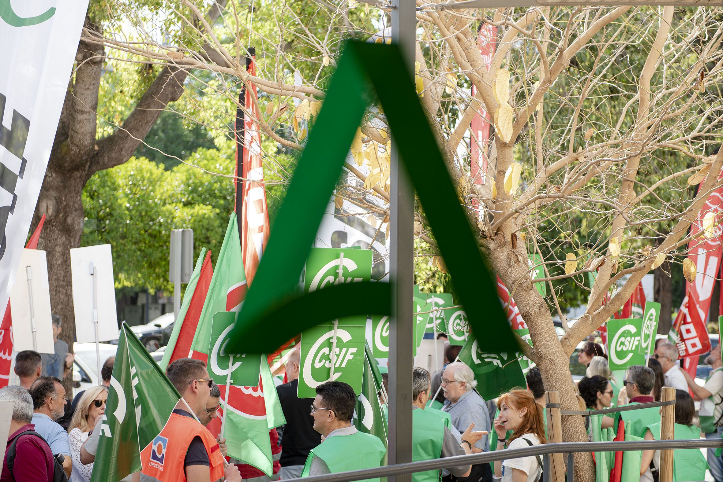 Imagen de una concentración de los sindicatos desde un centro de salud contra las políticas de la Junta de Andalucía.  