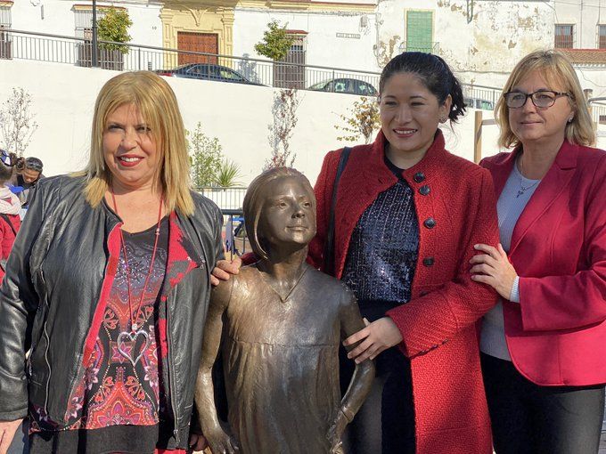 Un momento durante la inauguración del monumento a la niña empoderada.