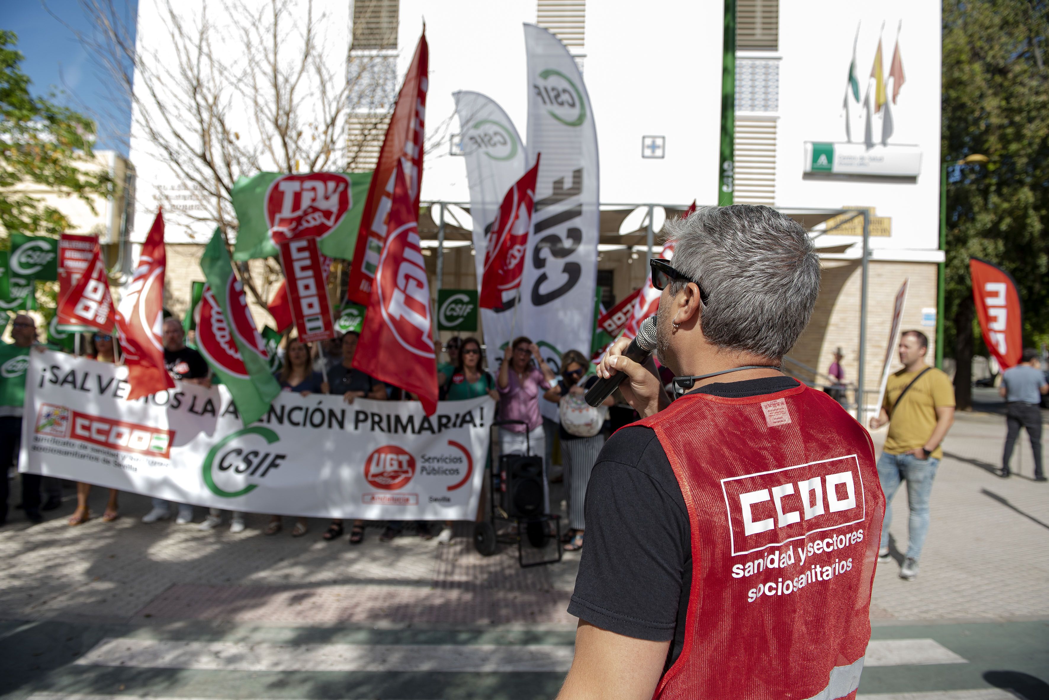 Concentración de sanitarios en un centro de salud del SAS en Sevilla.