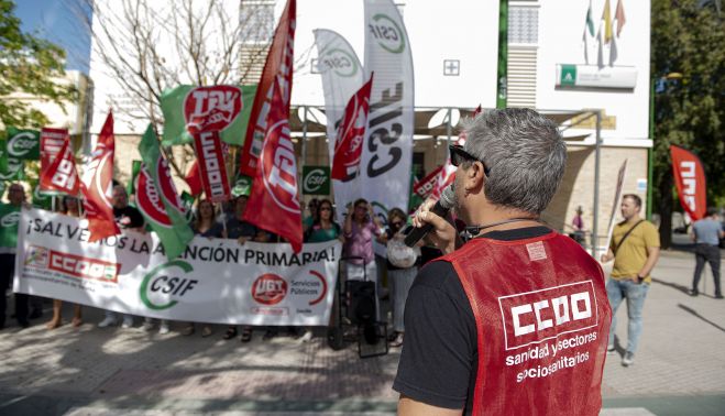 Concentración de sanitarios en un centro de salud del SAS en Sevilla.