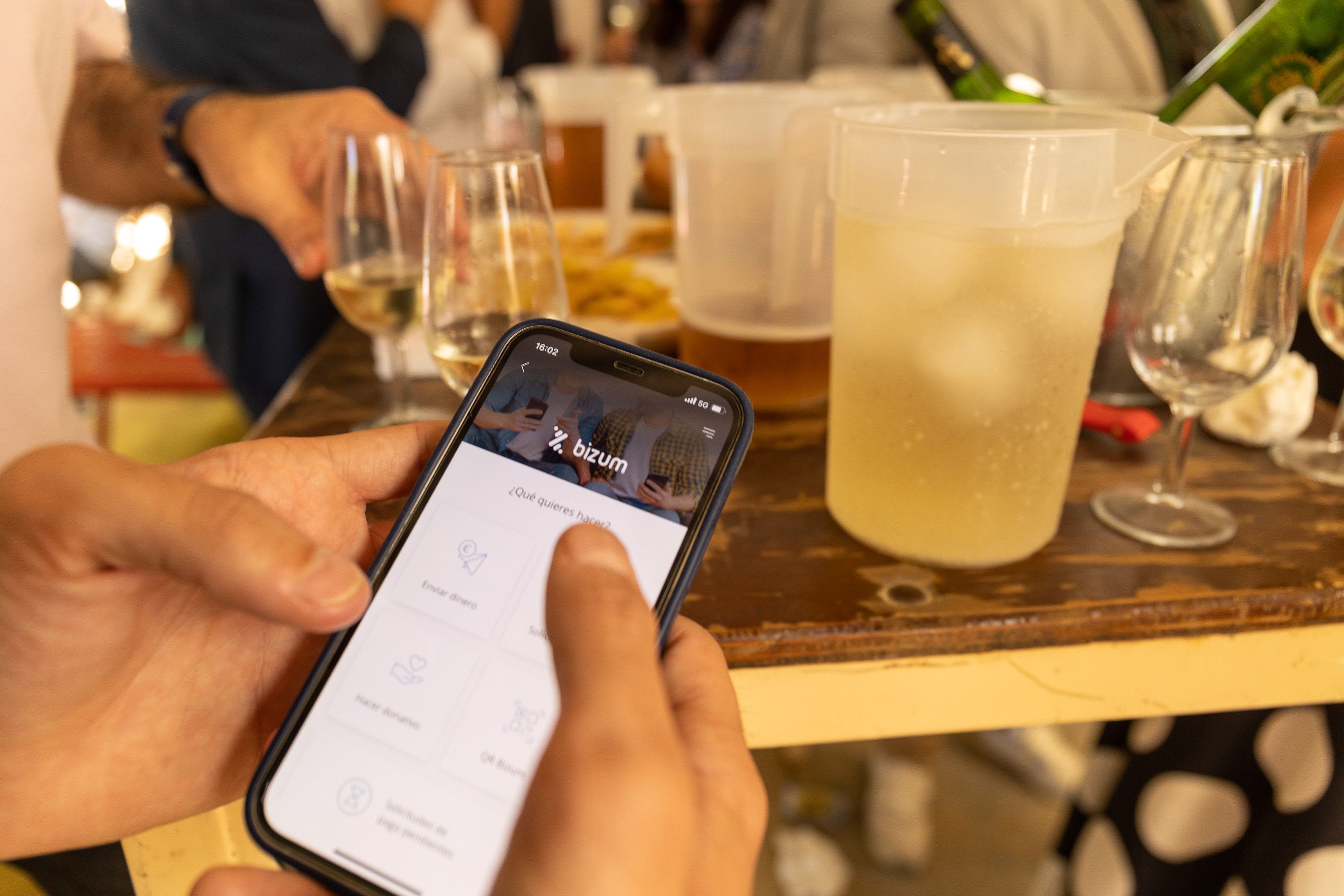 Una persona realiza un Bizum tras una comida. Una persona realiza un Bizum tras una comida.