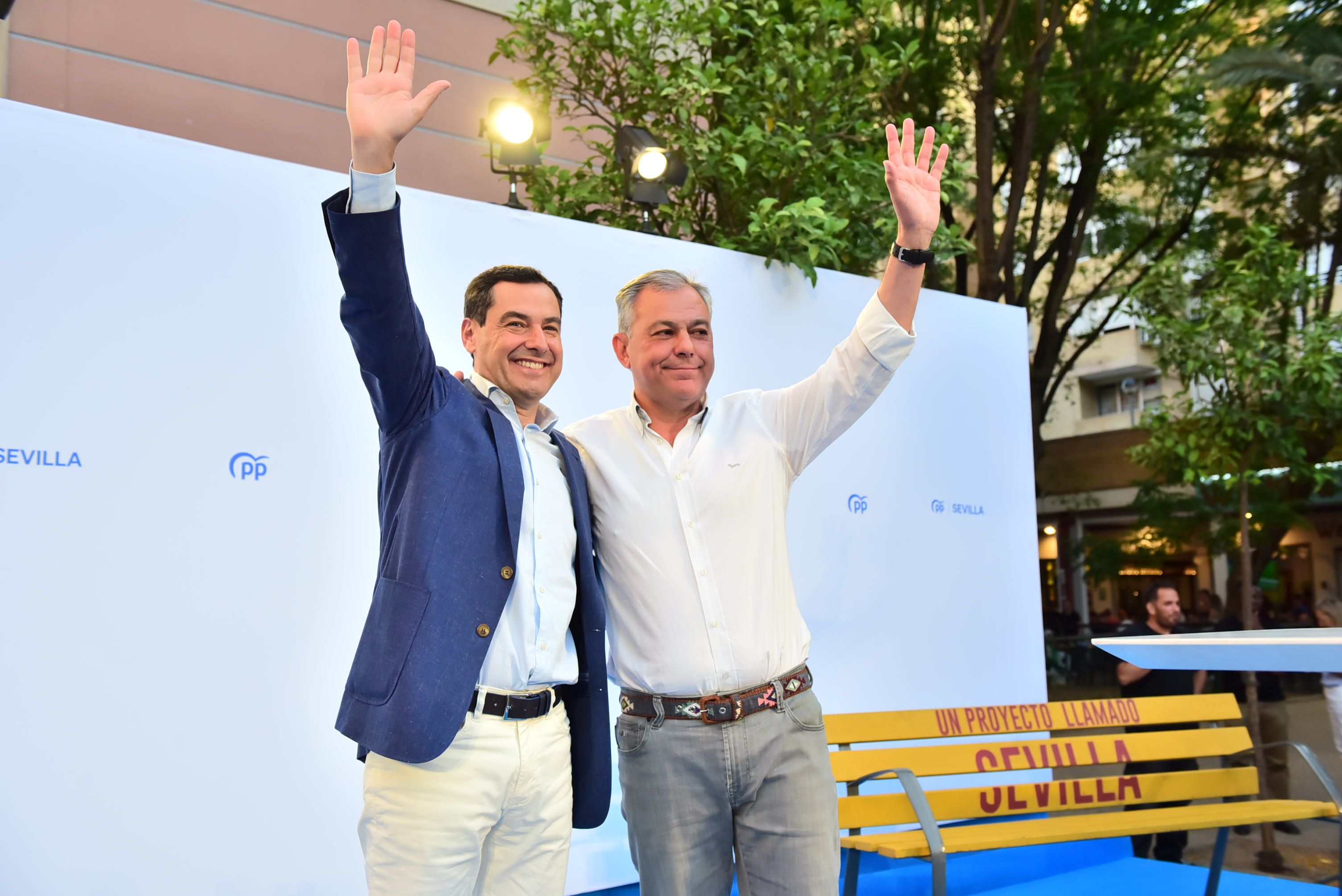 Juanma Moreno junto a José Luis Sanz. Juanma Moreno junto a José Luis Sanz.