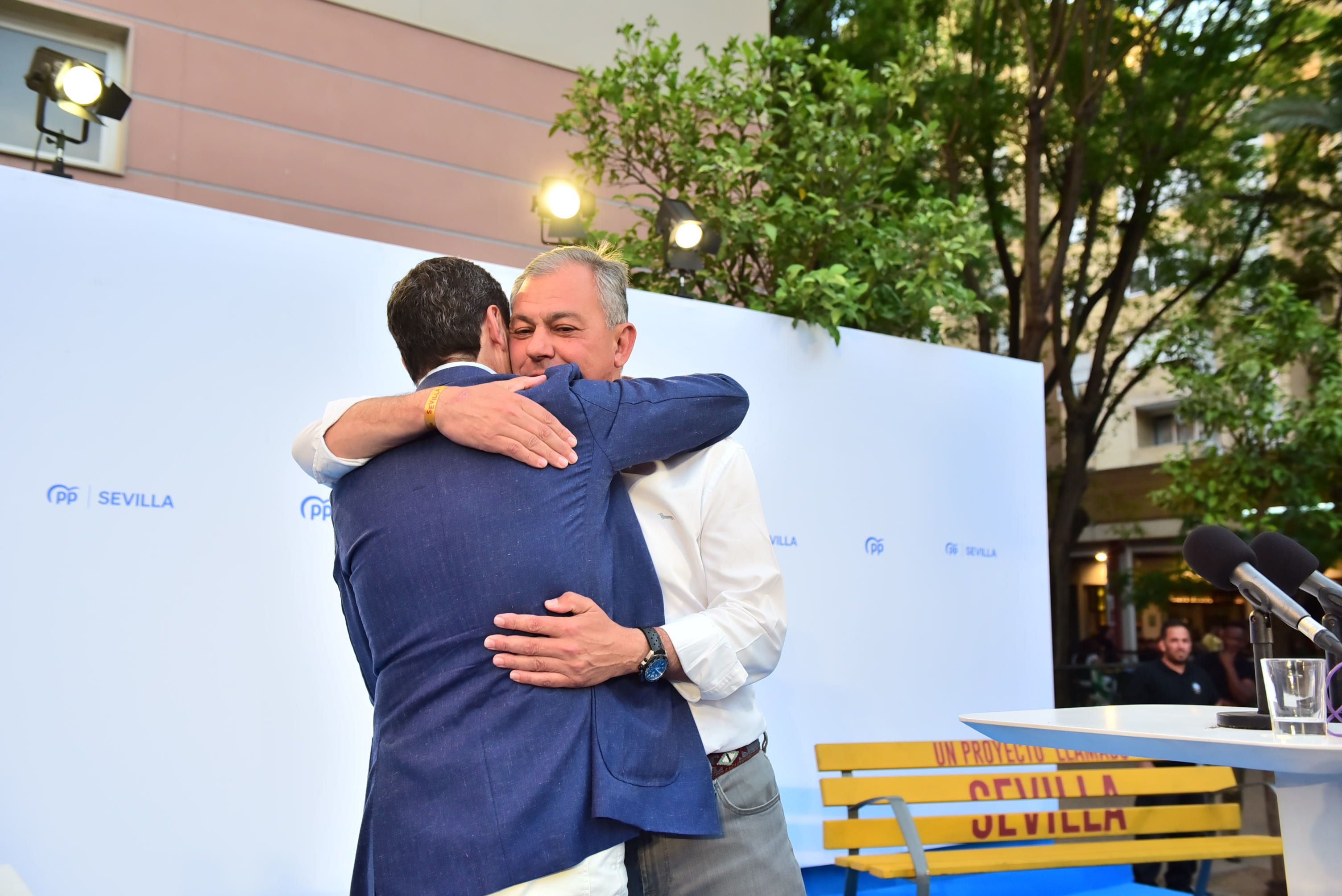 Juanma Moreno junto a José Luis Sanz, candidato en Sevilla.