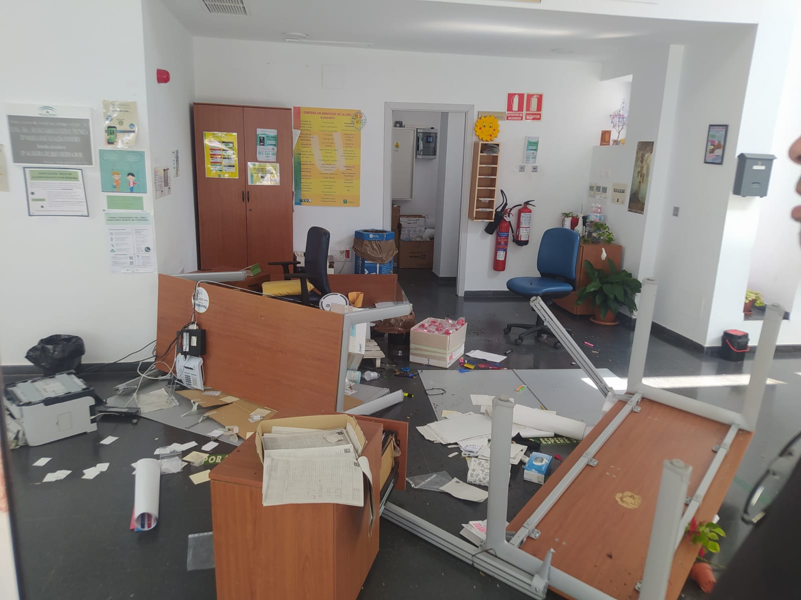 Una parte de los destrozos provocados en un centro de salud por un hombre con un mazo.