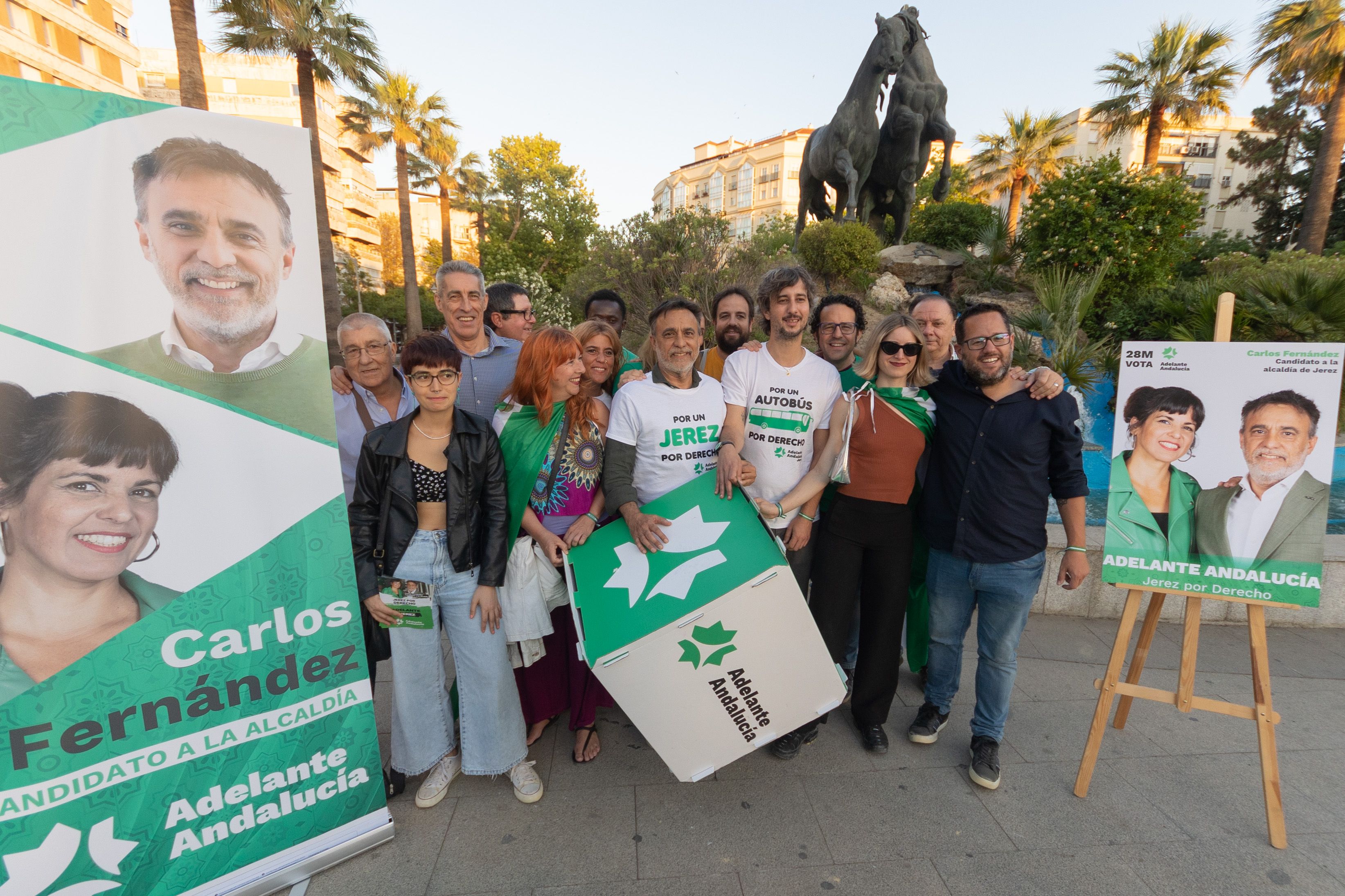 Adelante Andalucía también ha comenzado su pegada de carteles.