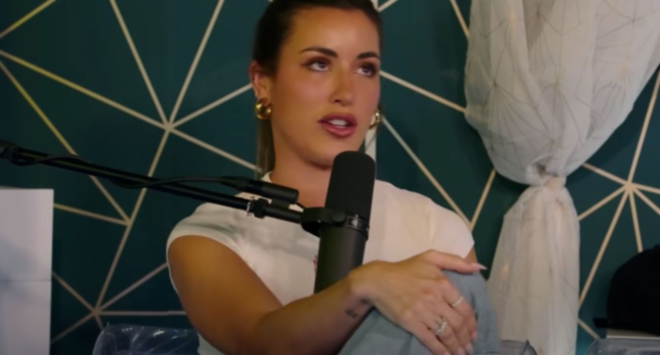 La 'influencer' Paula Gonu, en un momento de la entrevista en la que ha confesado comerse su propio menisco.