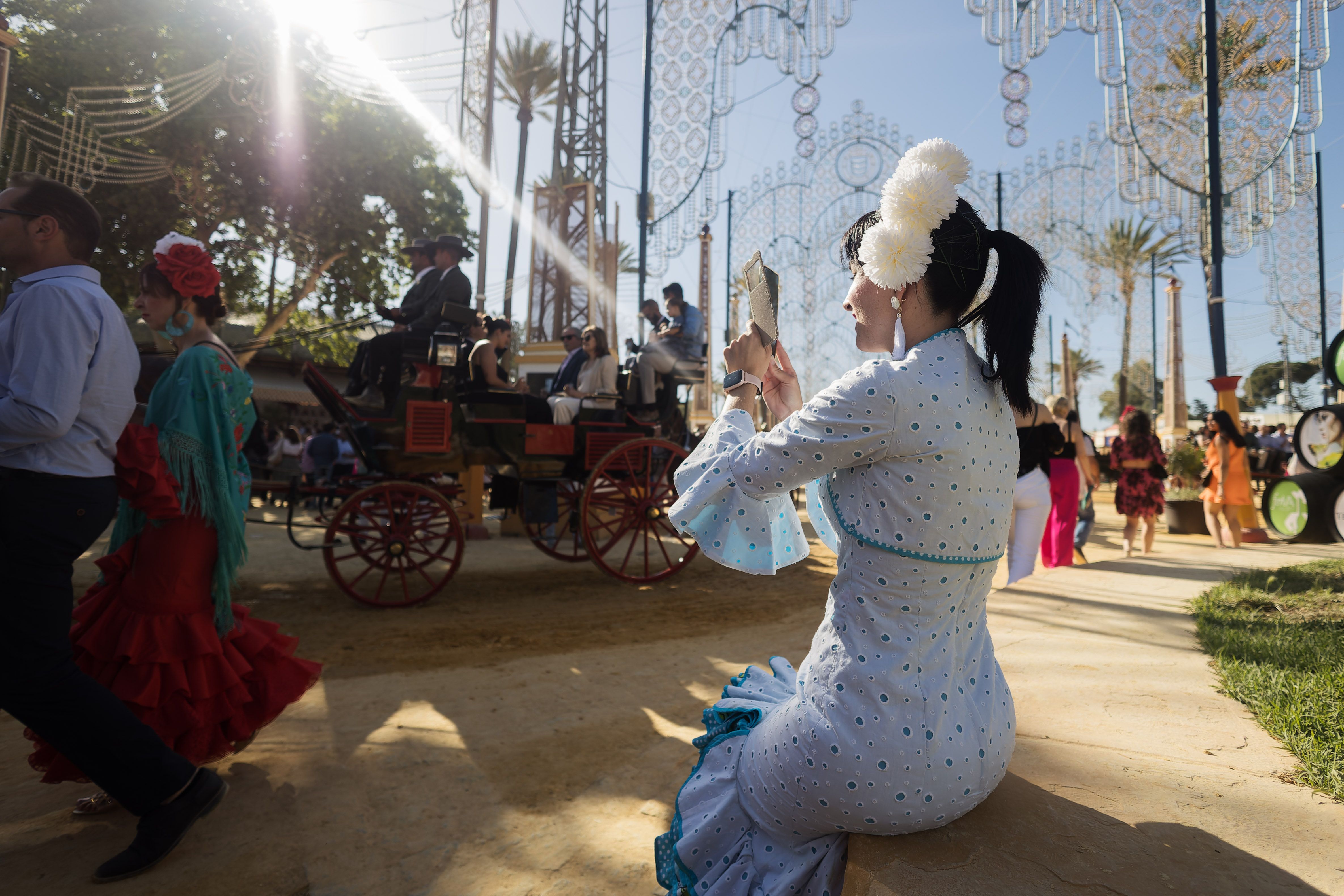 Una mujer vestida de gitana hace una foto el jueves de Feria del Caballo.