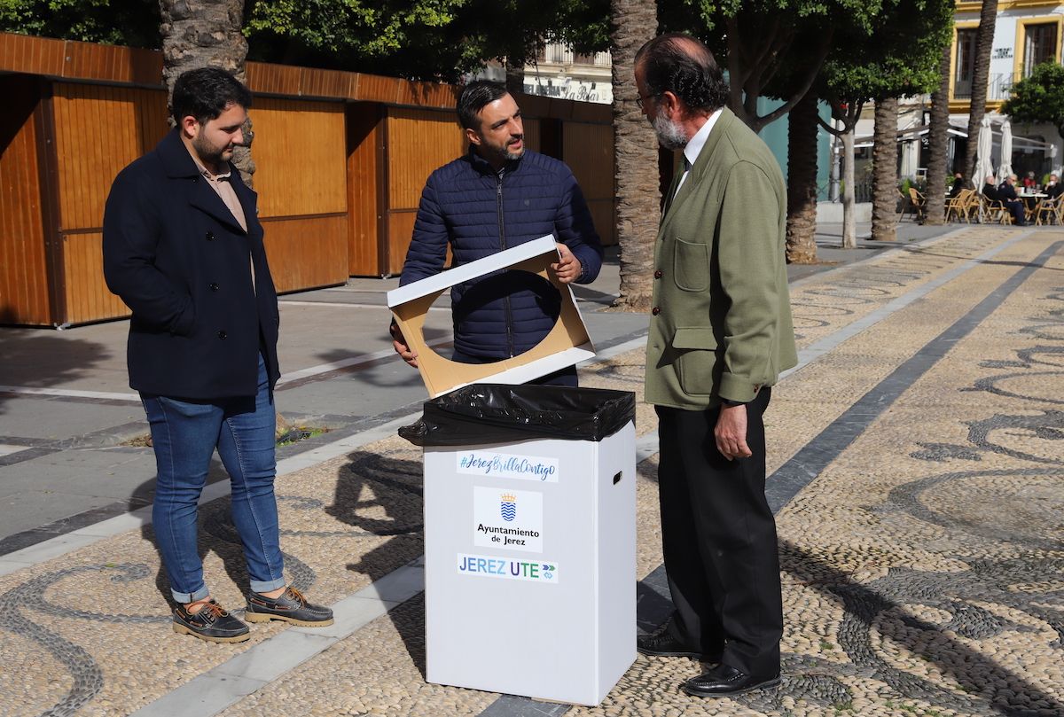 El teniente de alcaldesa José Antonio Díaz con Manuel Calderón y Darío Carrasco, representantes de UTE Jerez.