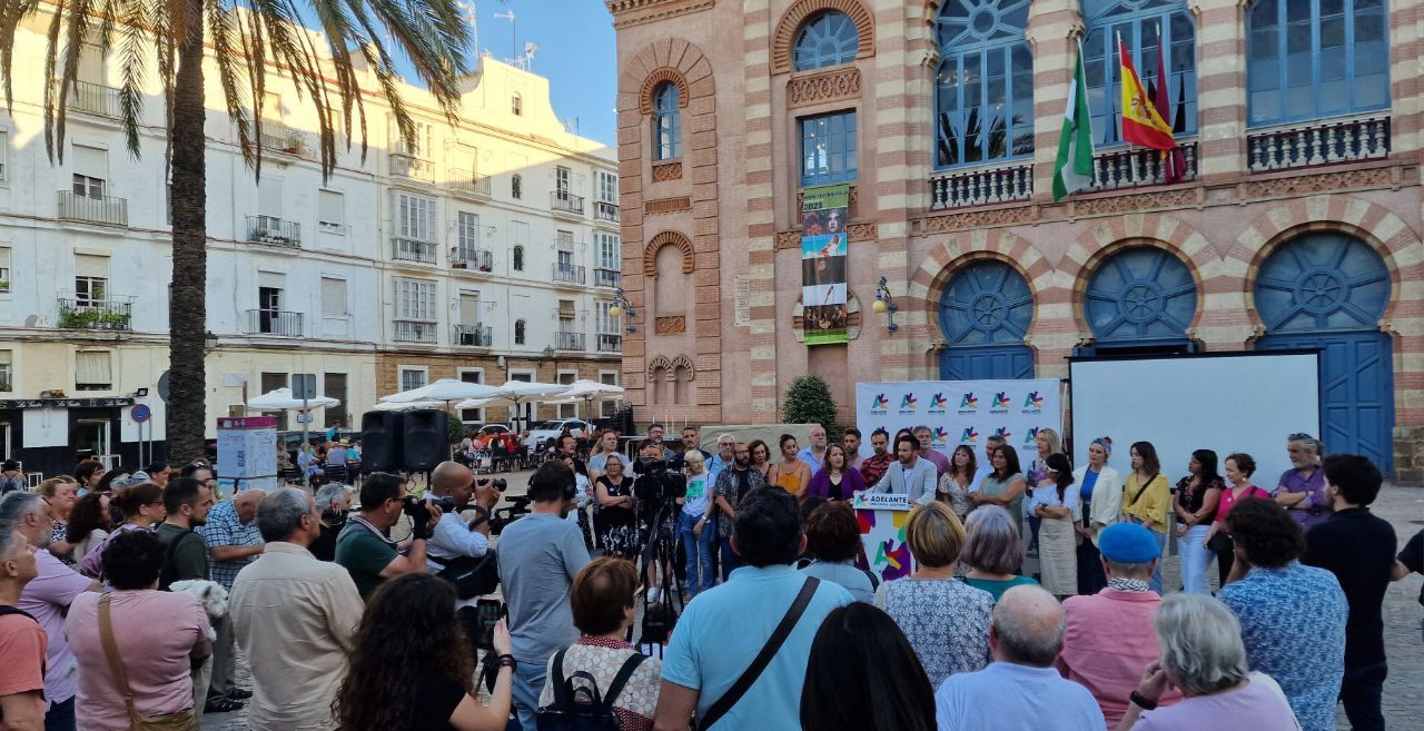 El candidato de Adelante Izquierda Gaditana a la Alcaldía de Cádiz, David de la Cruz, ha iniciado la campaña electoral con una pegada simbólica de carteles ante el Gran Teatro Falla.