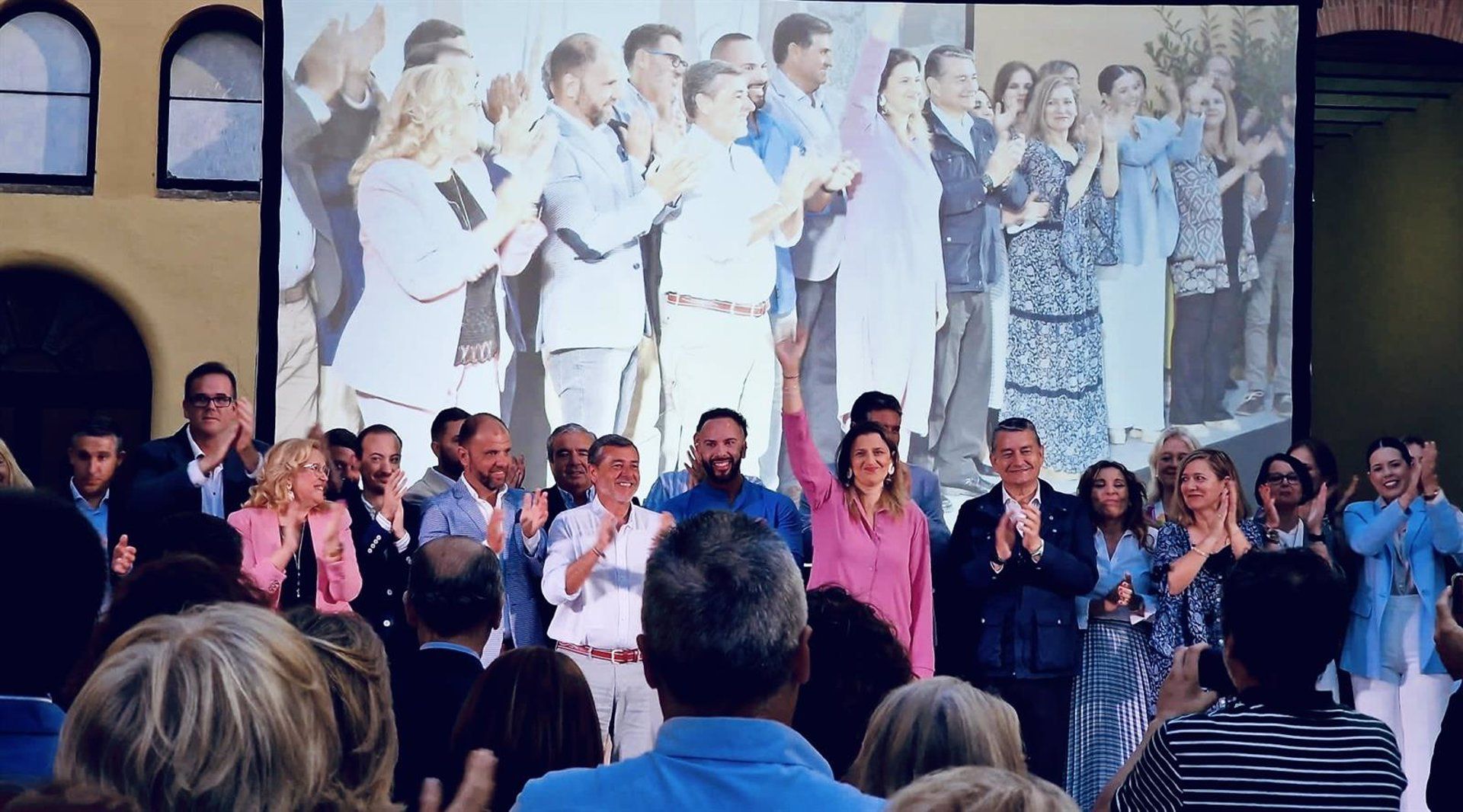 Presentación de la candidatura del PP en Sanlúcar para el próximo 28M, con dos ex ediles y miembros del 'ala' Cs del gobierno local.