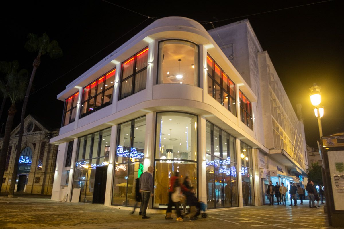 Nueva esquina de Esteve con Doña Blanca, con parte del edificio modernista de De la Cuadra rehabilitado. FOTO: MANU GARCÍA
