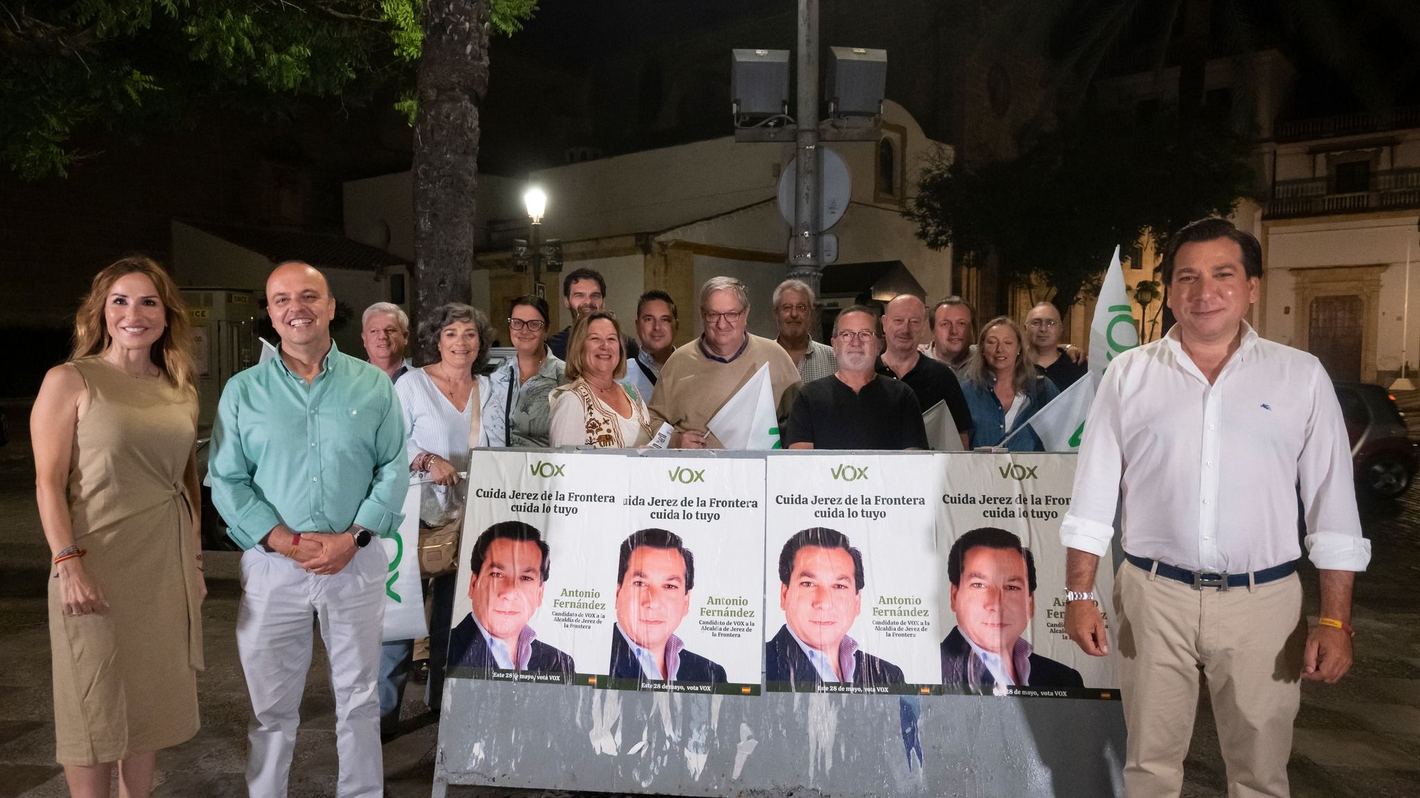 Vox, con su candidato a la Alcaldía de Jerez y militantes, en la pegada de carteles.