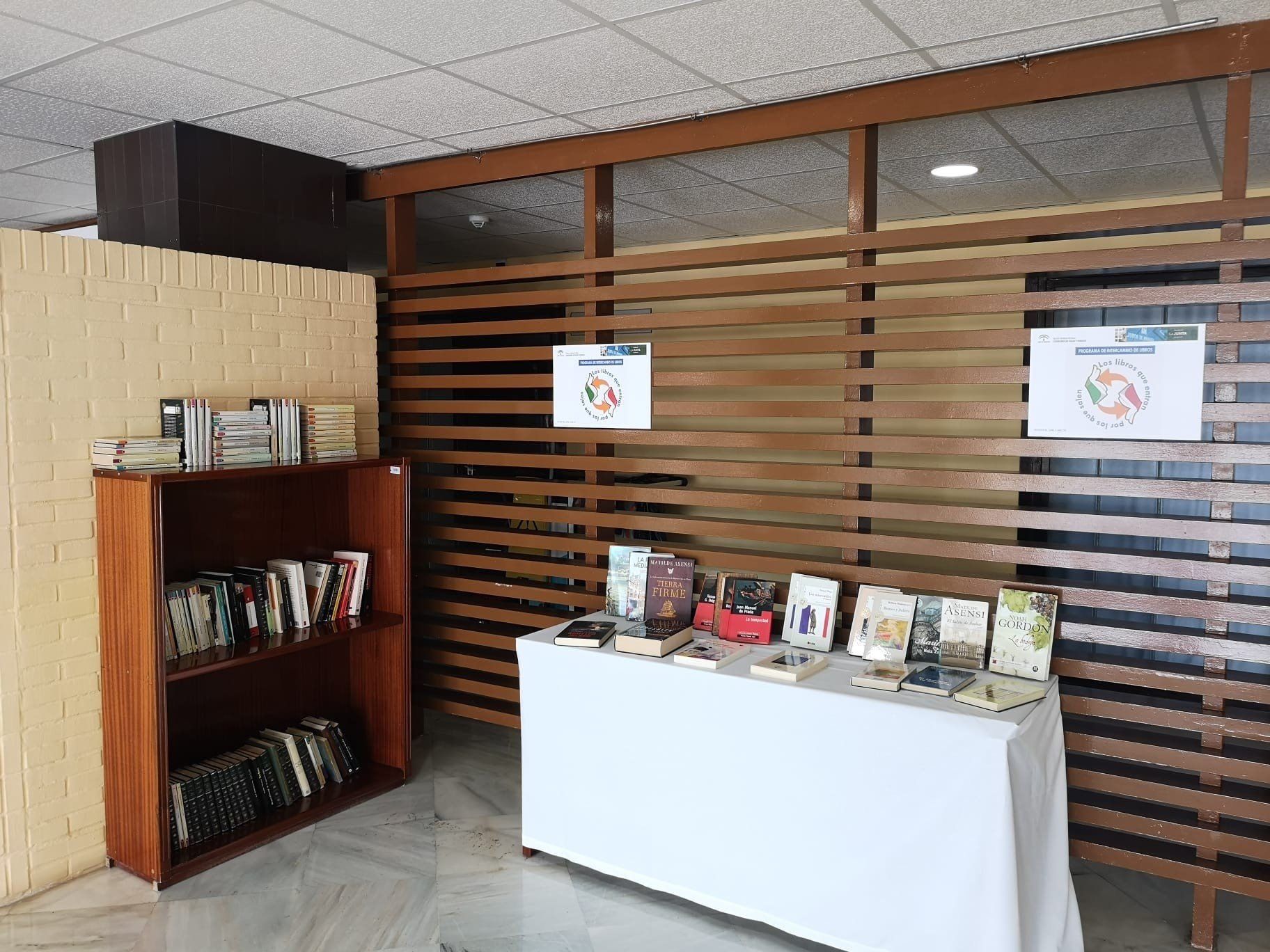 Intercambio de libros en el Hospital de San Carlos.