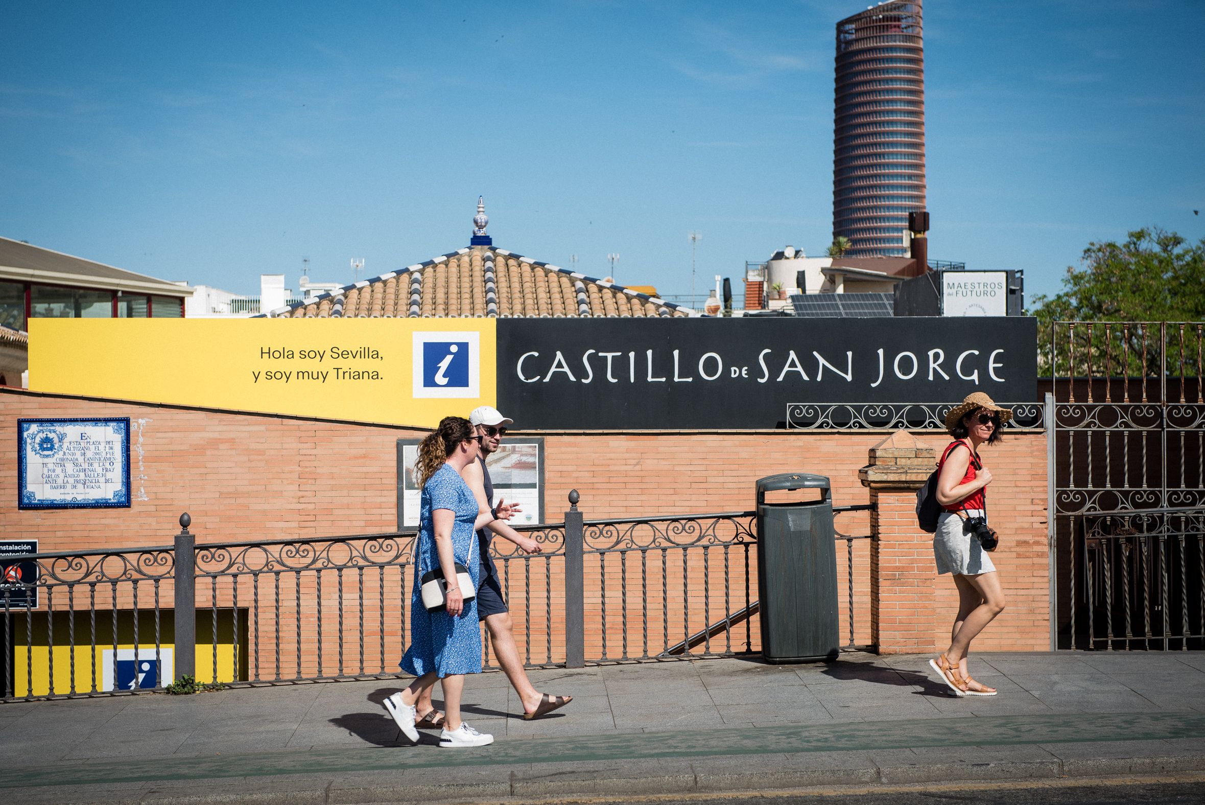 Varios turistas hacen frente al calor en Sevilla.