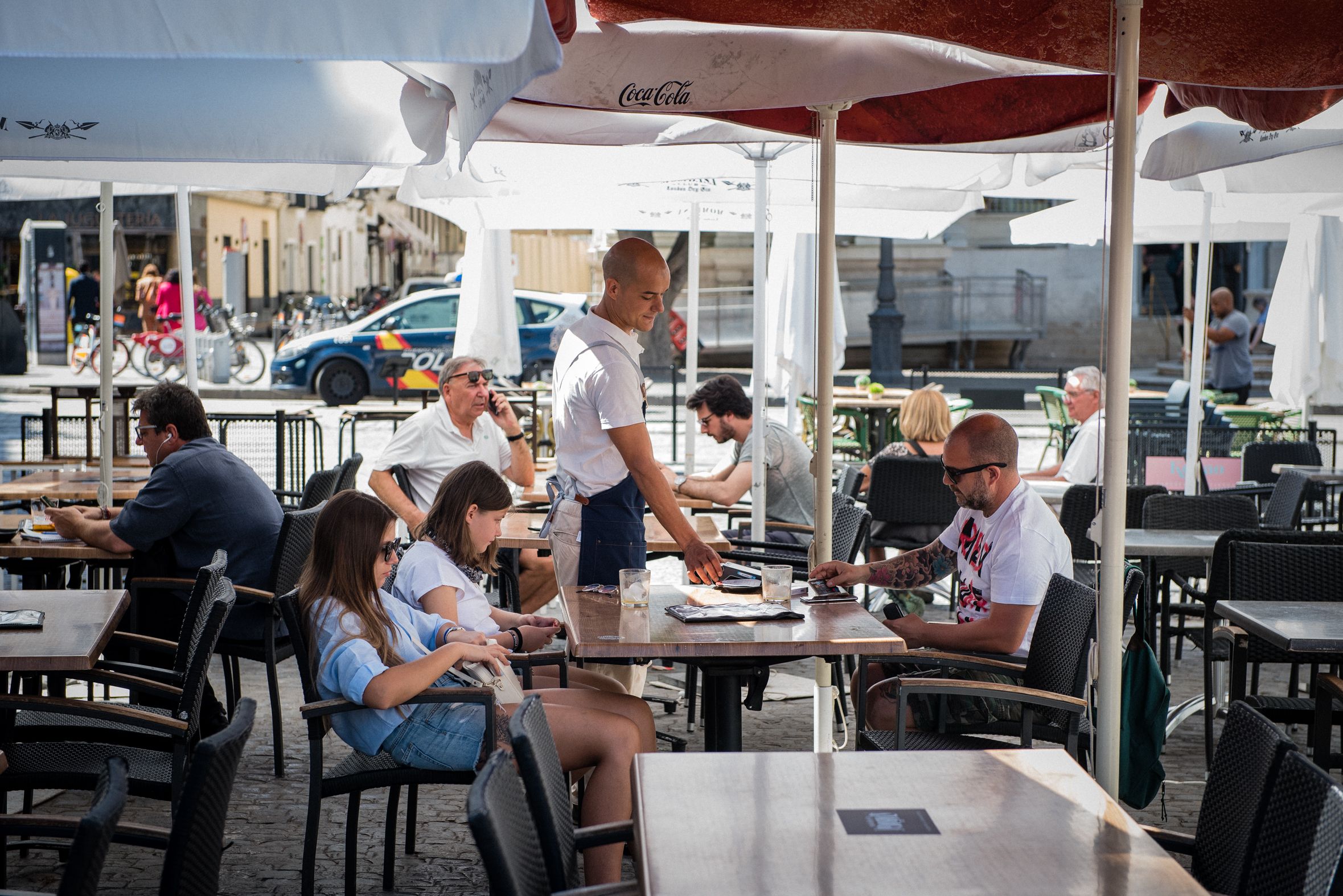 Uno de los veladores que se pueden observar en Sevilla. La hostelería vuelve a salvar el mes de julio en términos de empleo.