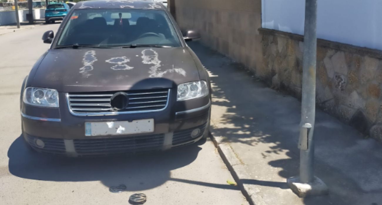 Estado en el que dejaron el coche de una maestra.