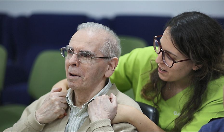Una cuidadora ayudando a un anciano dependiente andaluz, en una imagen de archivo.