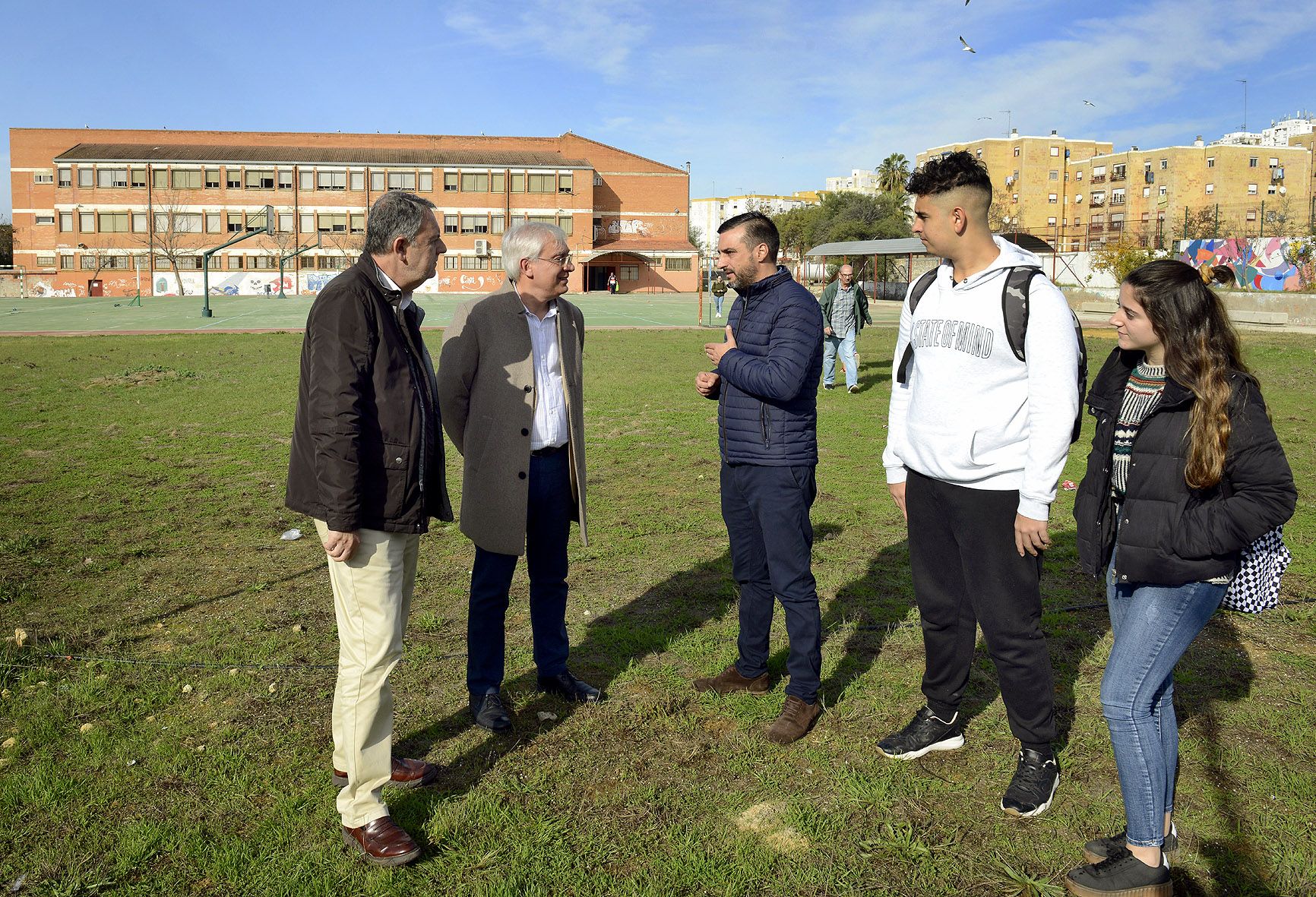 Representantes municipales en un encuentro con el alumnado y la dirección del centro.