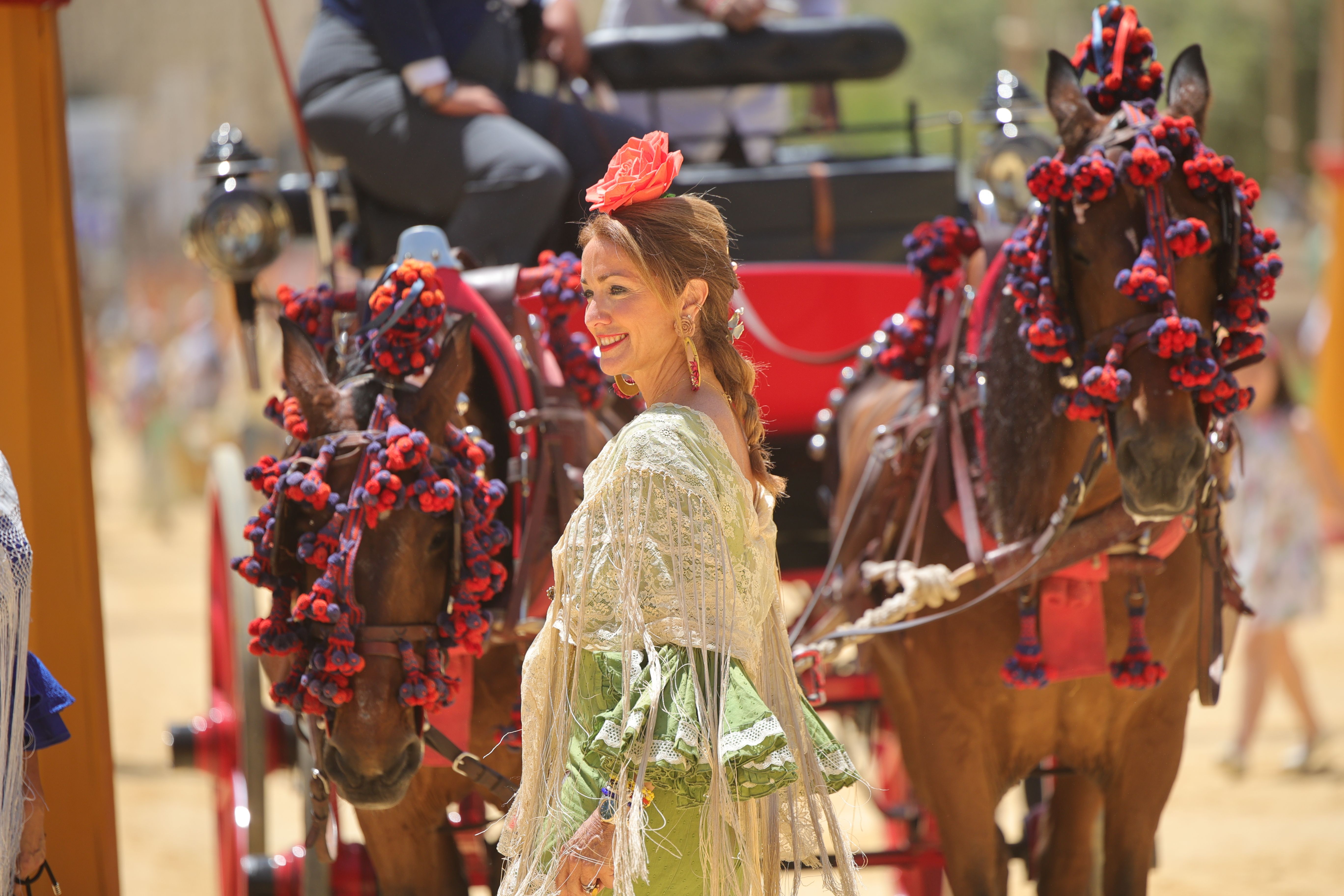 Una mujer vestida de gitana, en la Feria del Caballo.