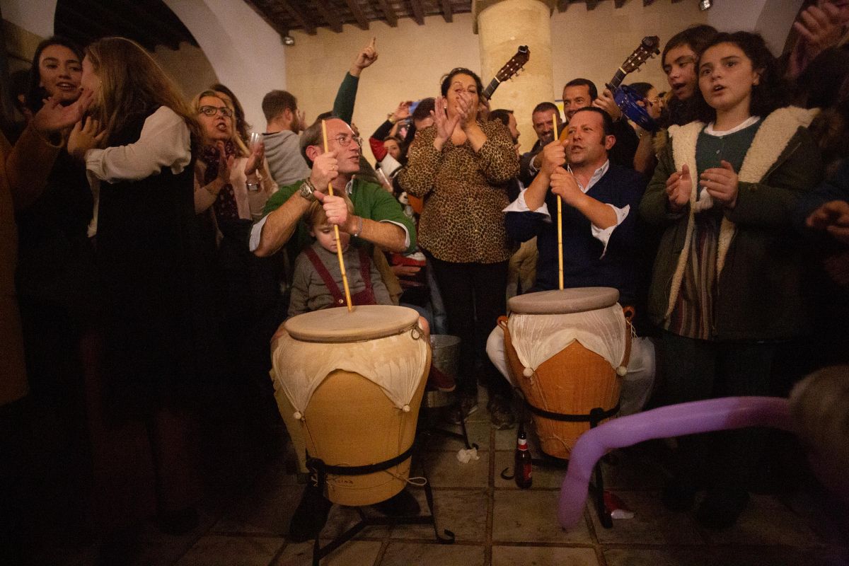 Dos zambombas marcan el compás de la fiesta.   MANU GARCÍA