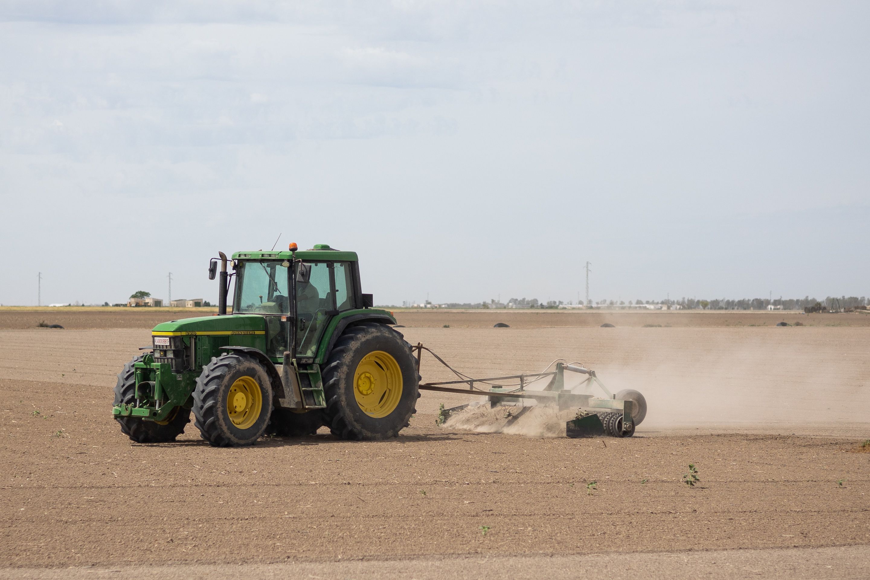 En la imagen, un tractor labrando en el campo bajo los efectos de la sequía.