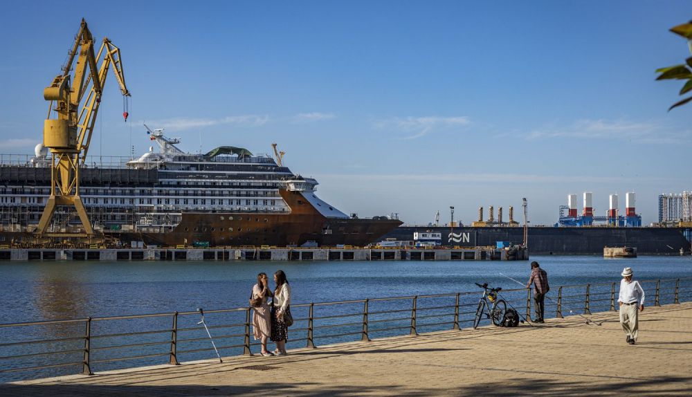 El astillero de reparación y mantenimiento, desde la zona residencial más cercana a Navantia Cádiz   GERMÁN MESA