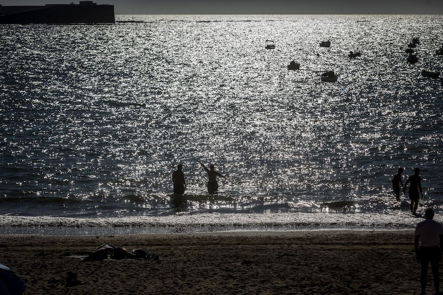 Bañistas en la playa de la Caleta de Cádiz, en una imagen reciente.