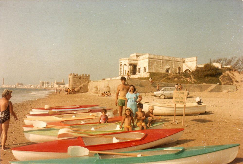 La familia alquilaba piraguas en las playas de Chipiona. 
