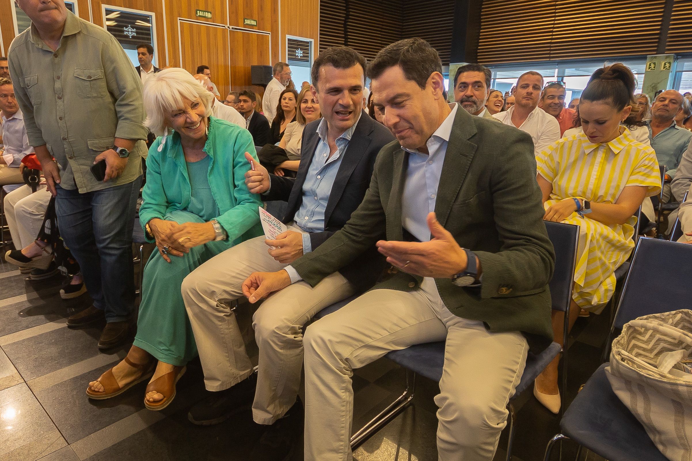 Teófila Martínez, Bruno García León y Juanma Moreno en el acto celebrado en el Hotel Atlántico durante la campaña electoral.    MANU GARCÍA