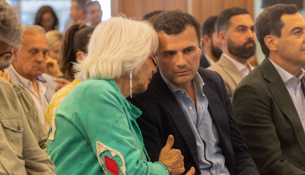 Teófila Martínez y Bruno García, durante una visita de Juanma Moreno a Cádiz.