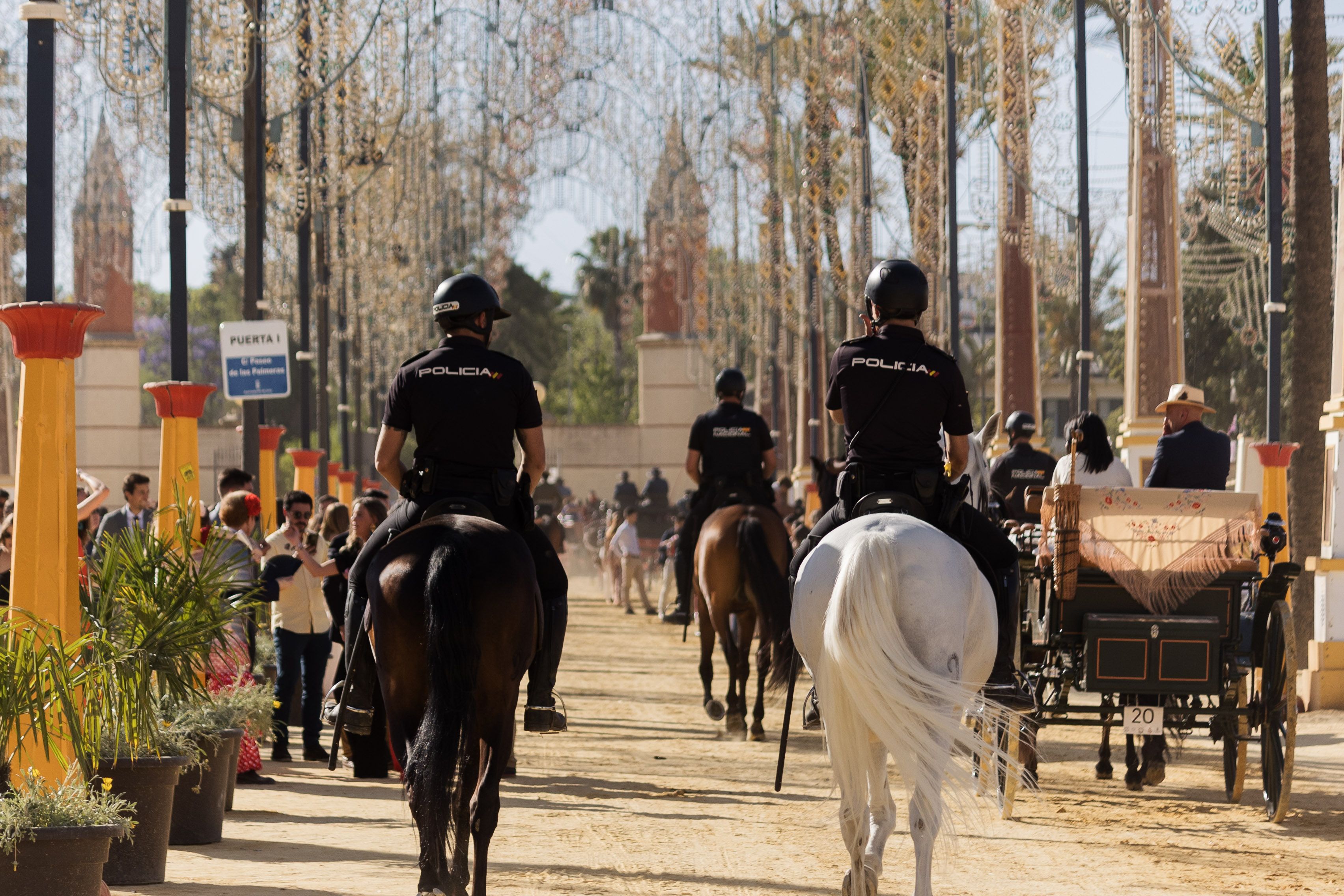 El CNP a caballo en labores de vigilancia y supervisión del paseo. CANDELA NUÑEZ