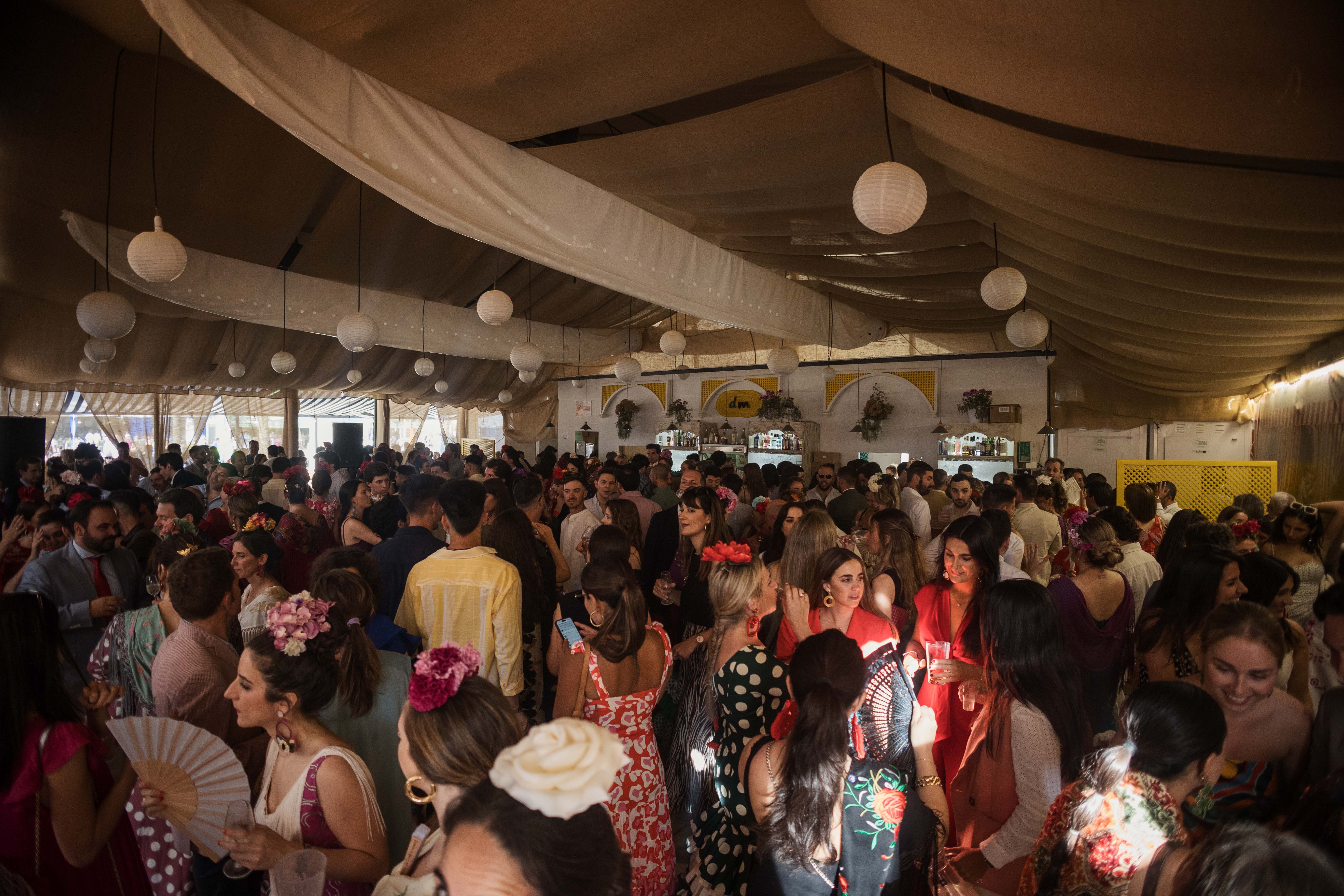 Magnifico ambiente en una caseta a mediodía. CANDELA NUÑEZ