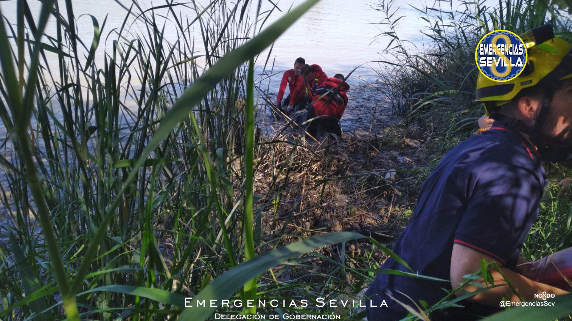El rescate de un hombre en el Guadalquivir.