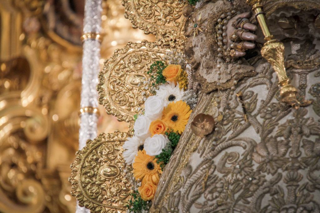 Detalle de las Flores y saya que luce la Virgen.    HERMANDAD MATRIZ 