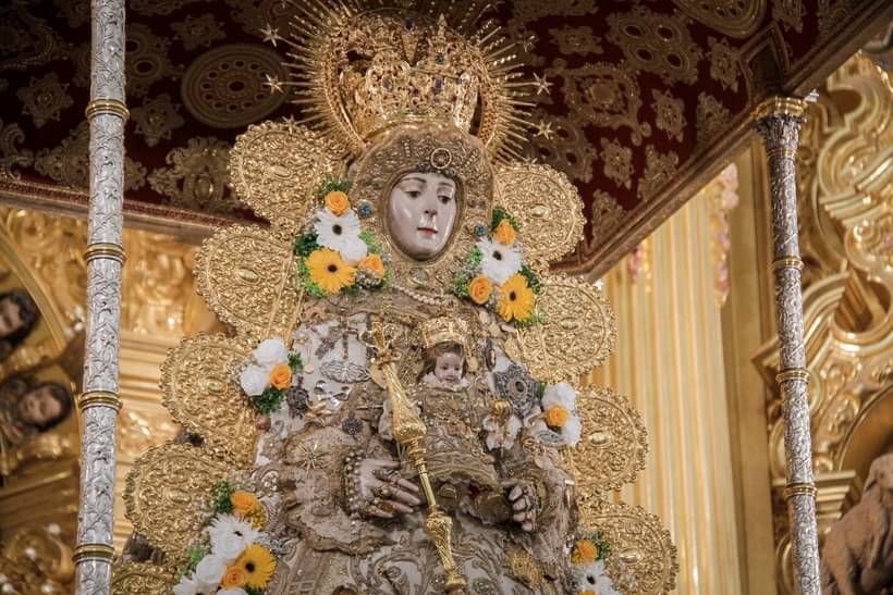 La Virgen subida a su paso de salida.