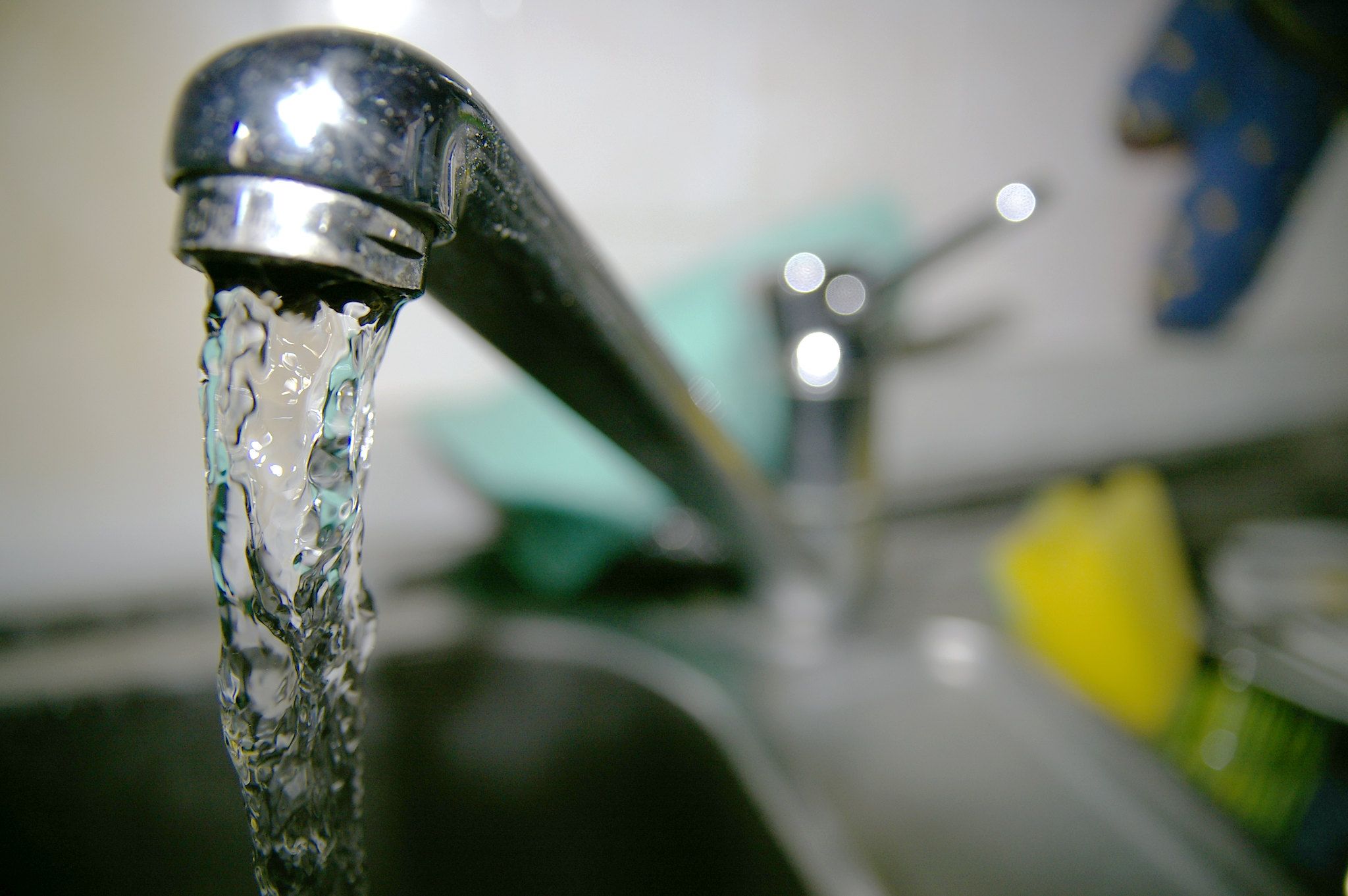 Un chorro de agua, saliendo de un grifo. Sevilla subirá sus tarifas.