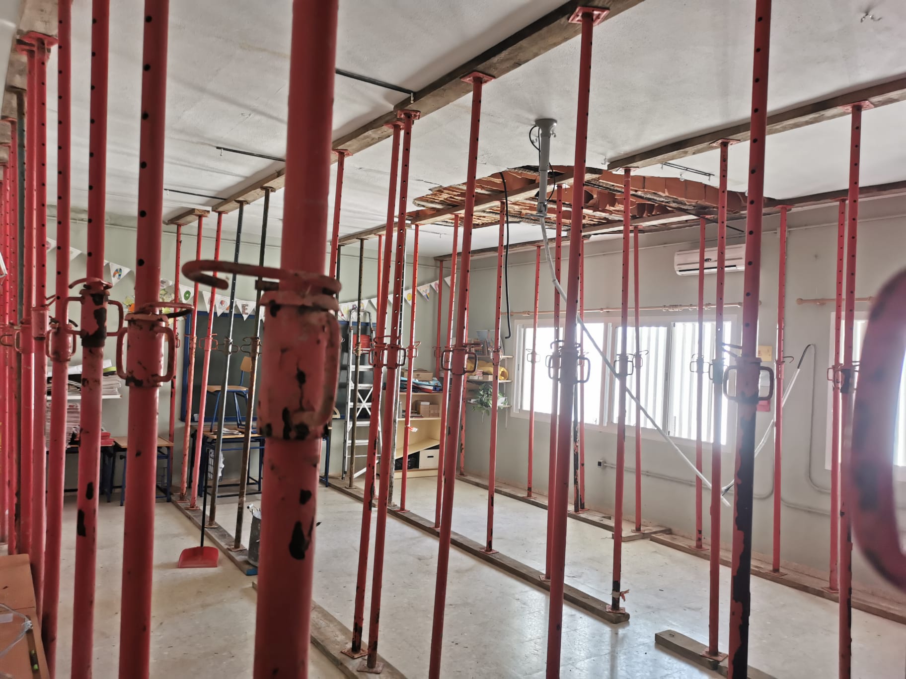 Aula afectada por el derrumbe de parte de un techo, en el colegio público de Sanlúcar.