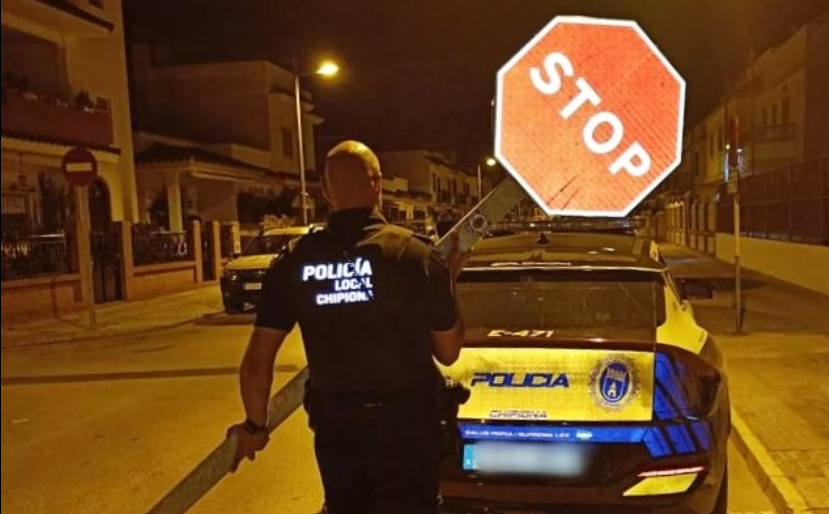 Policía Local de Chipiona con una señal de Stop robada. REDES