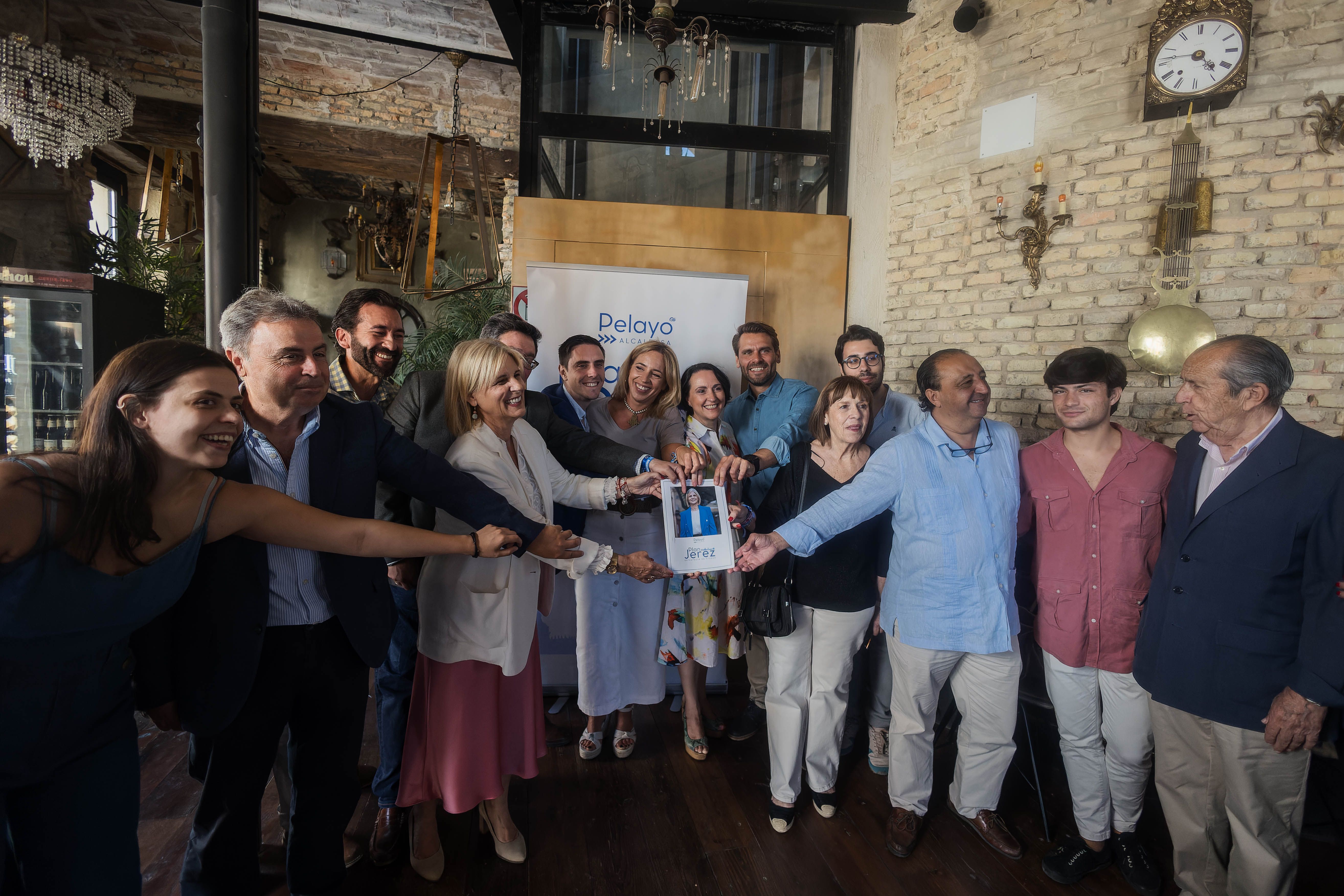 Pelayo, junto a otros miembros de la lista del PP de Jerez para el 28M, este lunes en el Gallo Azul, tras presentar el programa de gobierno.  