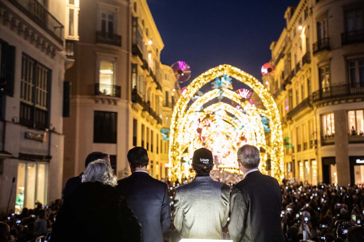 Un momento de la inauguración del alumbrado navideño de Málaga, con Antonio Banderas entre el presidente de la Junta y el alcalde malagueño. FOTO: JUNTA DE ANDALUCÍA
