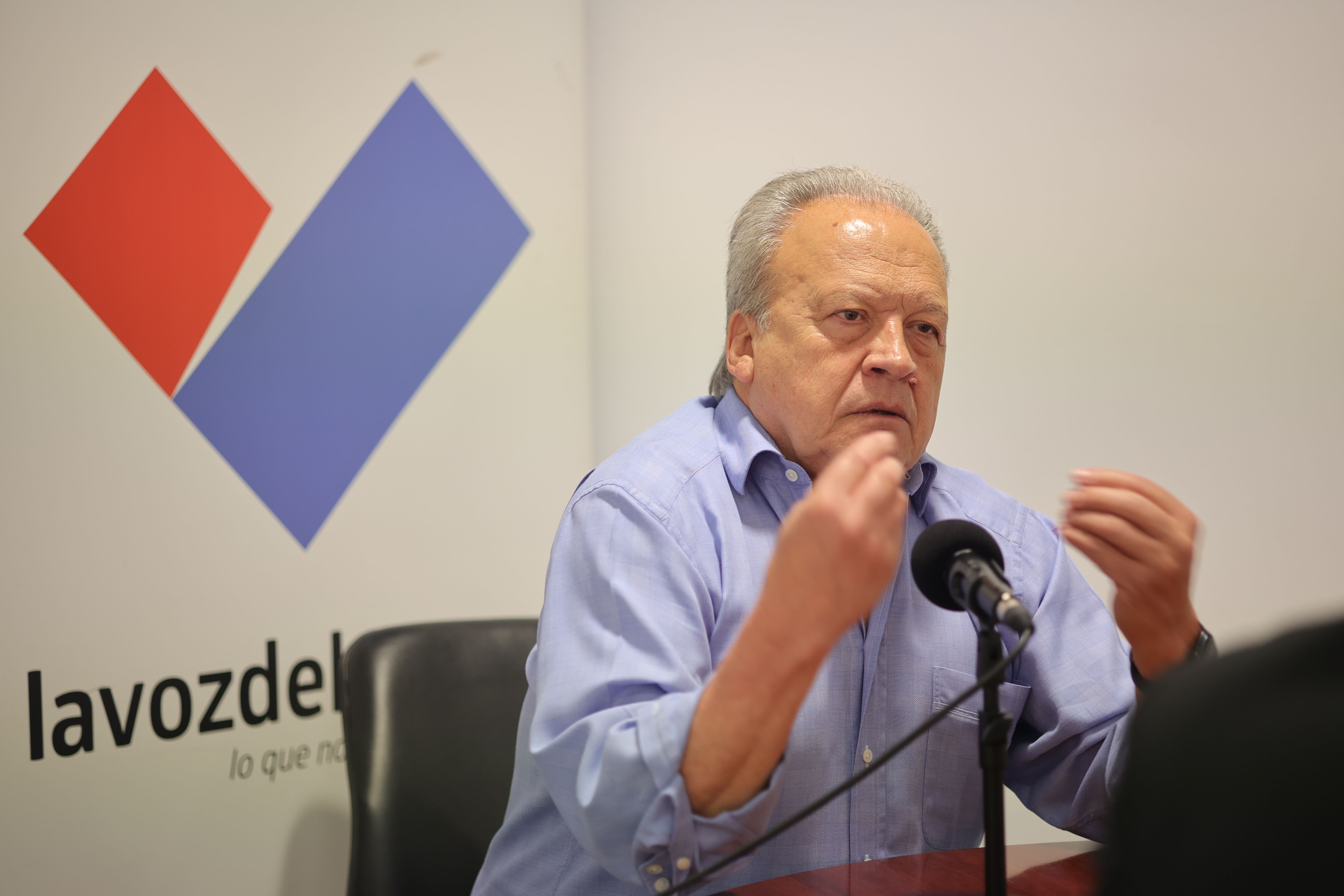 Un momento de la entrevista con Pedro Pacheco, ex alcalde de Jerez, en la redacción de lavozdelsur.es, este lunes de campaña del 28M y recién finalizada la Feria del Caballo.