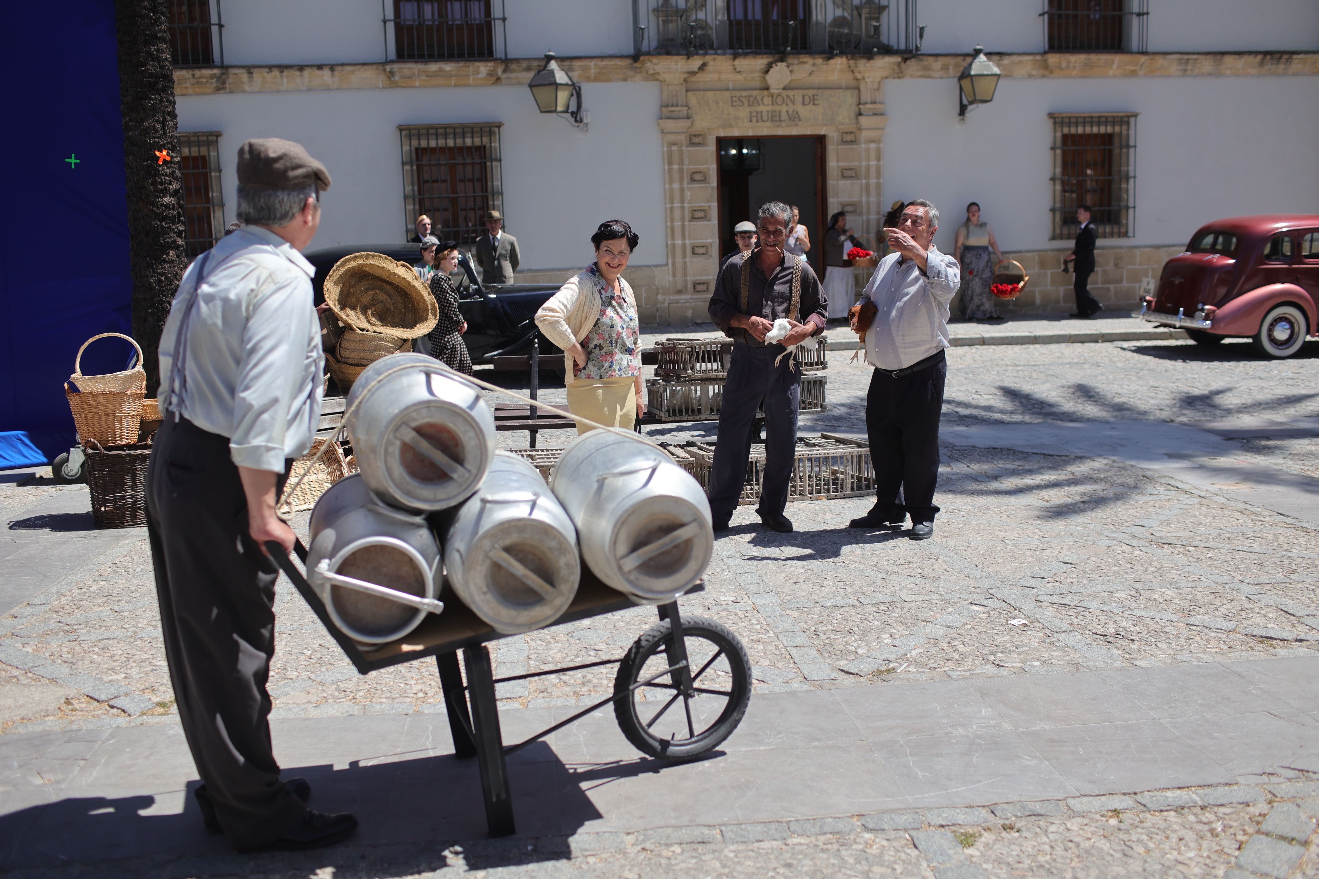 Figurantes durante un de las tomas con un lechero en primer término.   JUAN CARLOS TORO